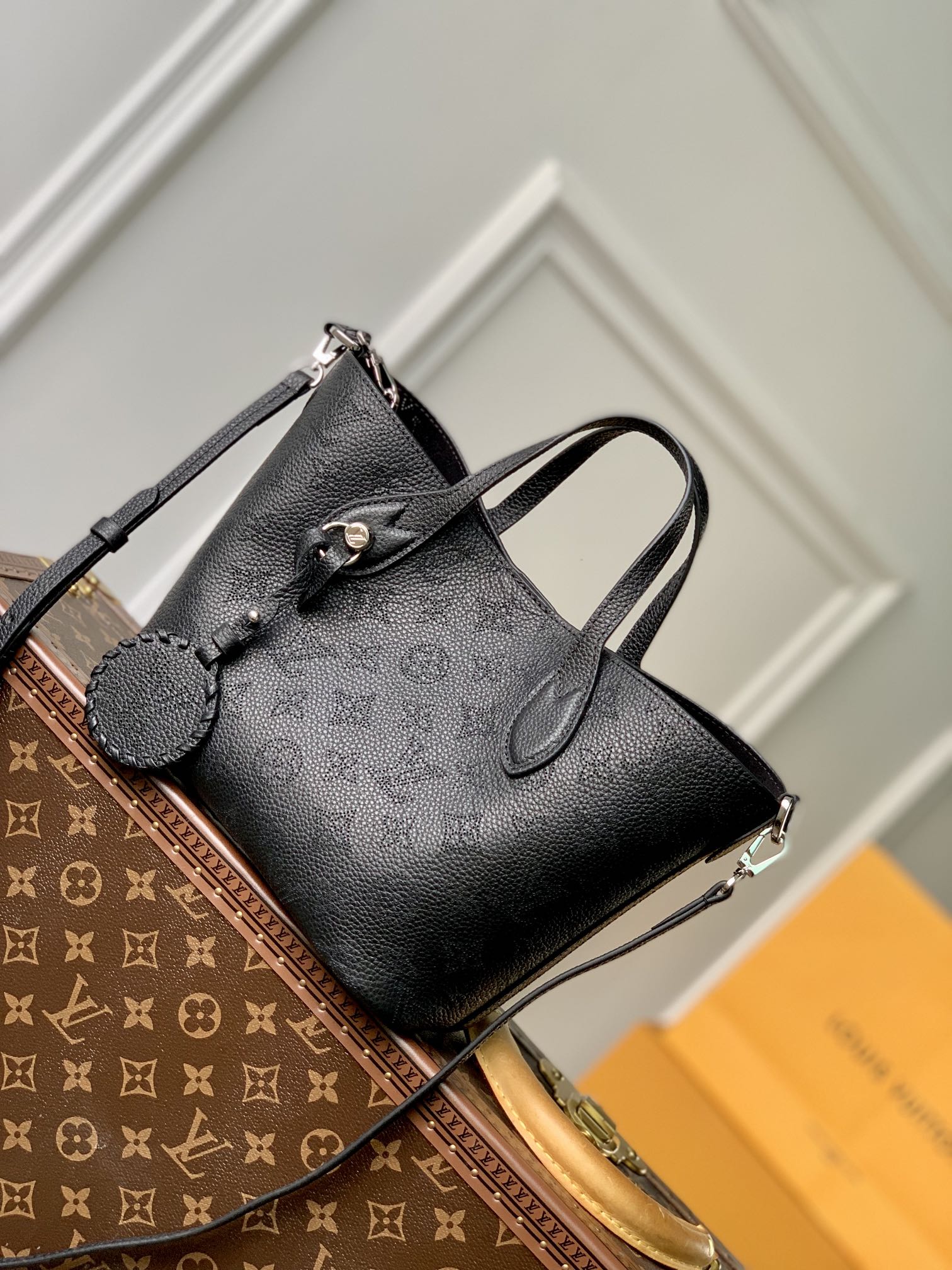 LOUIS VUITTON 路易威登 Blossom 镂花穿孔牛皮革 小号 斜挎包 单肩包 手提包 黑色 M21849