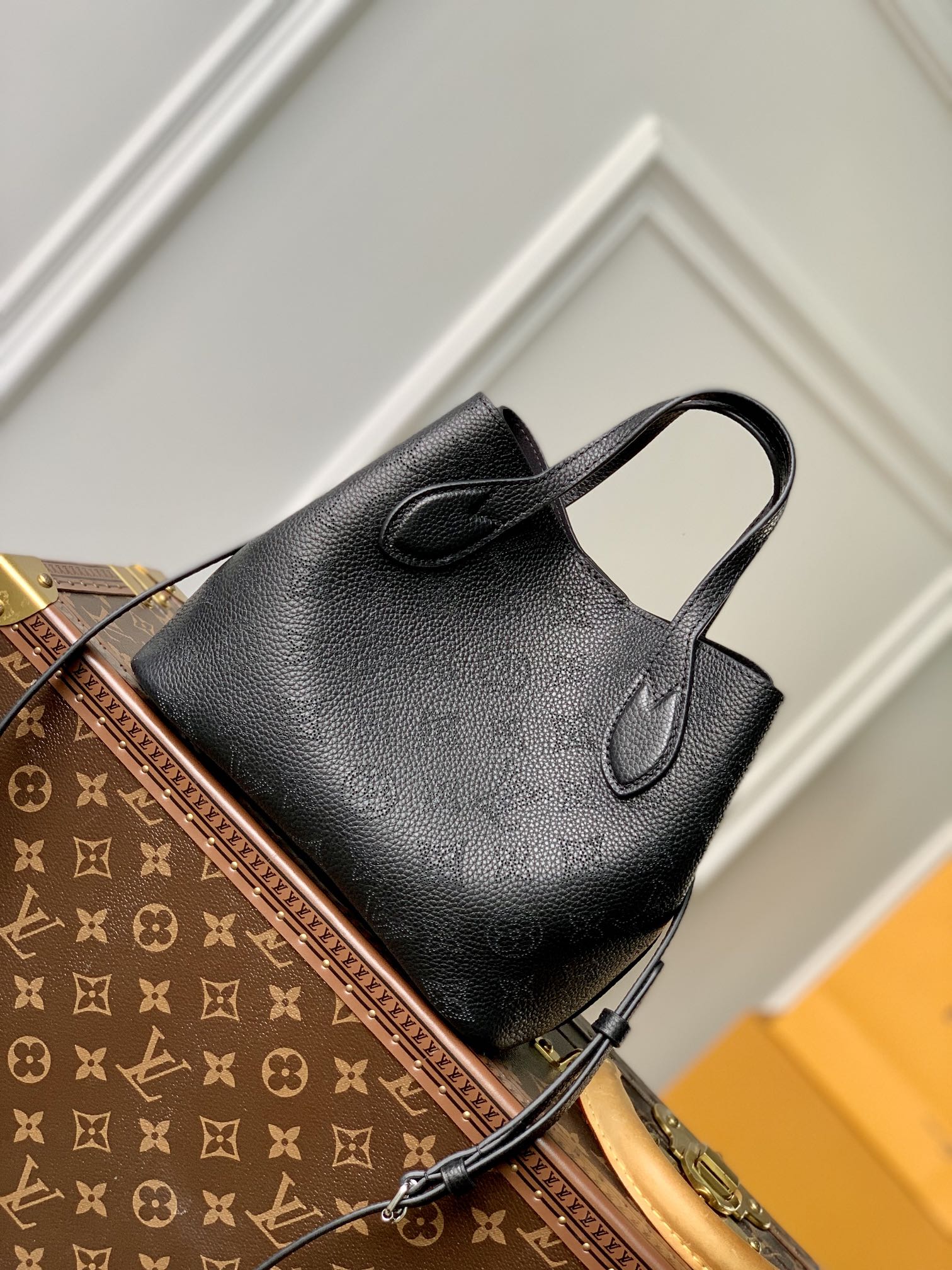 LOUIS VUITTON 路易威登 Blossom 镂花穿孔牛皮革 小号 斜挎包 单肩包 手提包 黑色 M21849