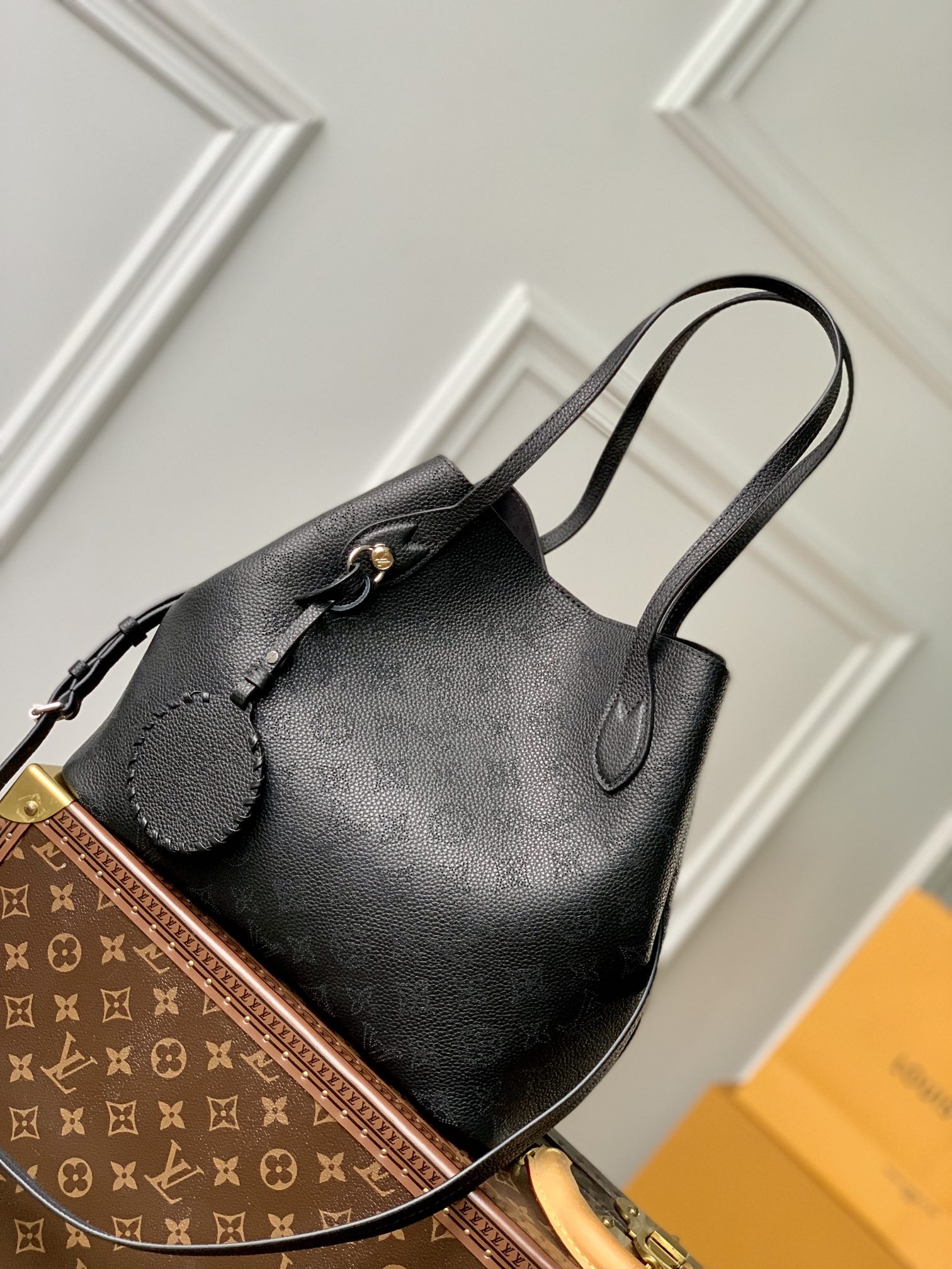 LOUIS VUITTON 路易威登 Blossom 系列 GM品牌镂空Logo老花满印粒面小牛皮 托特包 斜挎包 单肩包 手提包 黑色 M21850