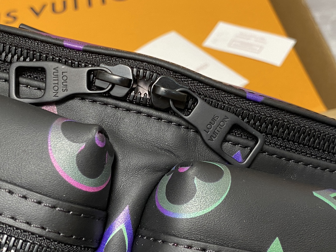 LOUIS VUITTON 路易威登 Comet Bumbag   斜挎包 单肩包 手提包 腰包 多色渐变  M22494