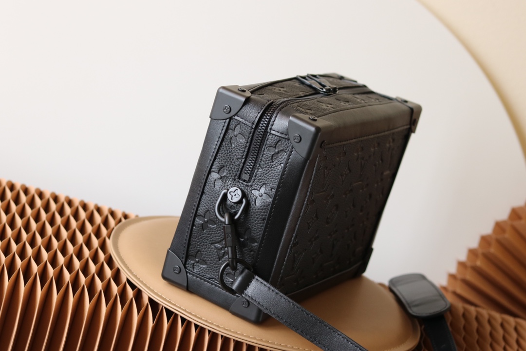 LOUIS VUITTON  LV 路易威登 SOFT TRUNK  牛皮 经典 压纹  斜挎包 单肩包 手提包 腰包  黑色 M55700