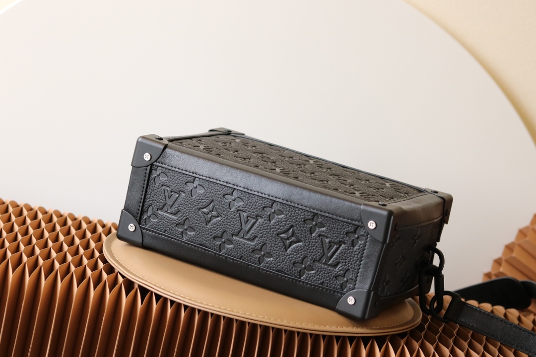 LOUIS VUITTON  LV 路易威登 SOFT TRUNK  牛皮 经典 压纹  斜挎包 单肩包 手提包 腰包  黑色 M55700
