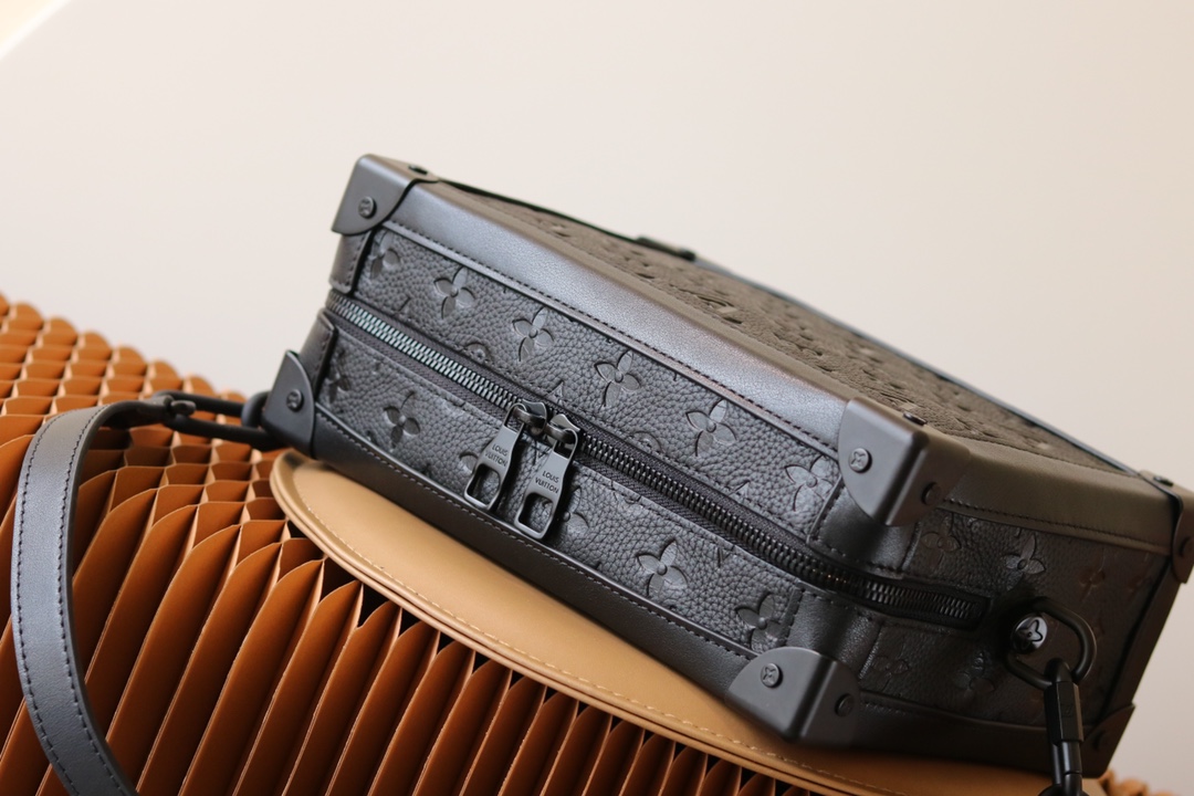 LOUIS VUITTON  LV 路易威登 SOFT TRUNK  牛皮 经典 压纹  斜挎包 单肩包 手提包 腰包  黑色 M55700