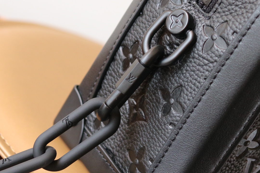 LOUIS VUITTON  LV 路易威登 SOFT TRUNK  牛皮 经典 压纹  斜挎包 单肩包 手提包 腰包  黑色 M55700