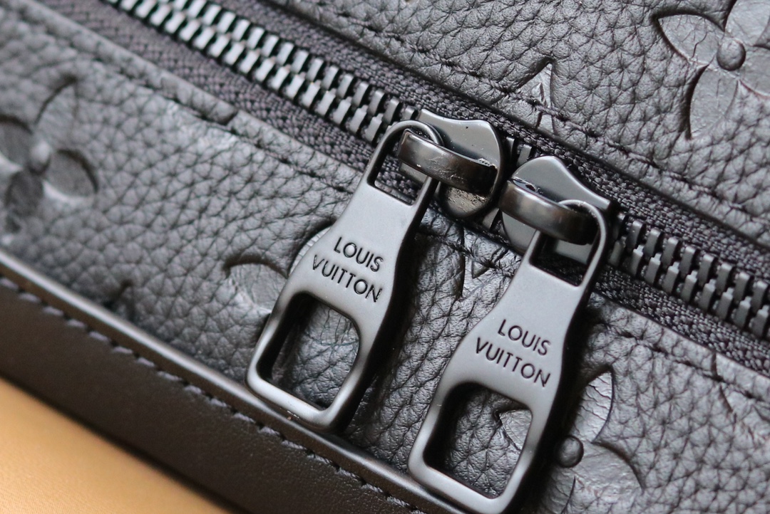 LOUIS VUITTON  LV 路易威登 SOFT TRUNK  牛皮 经典 压纹  斜挎包 单肩包 手提包 腰包  黑色 M55700