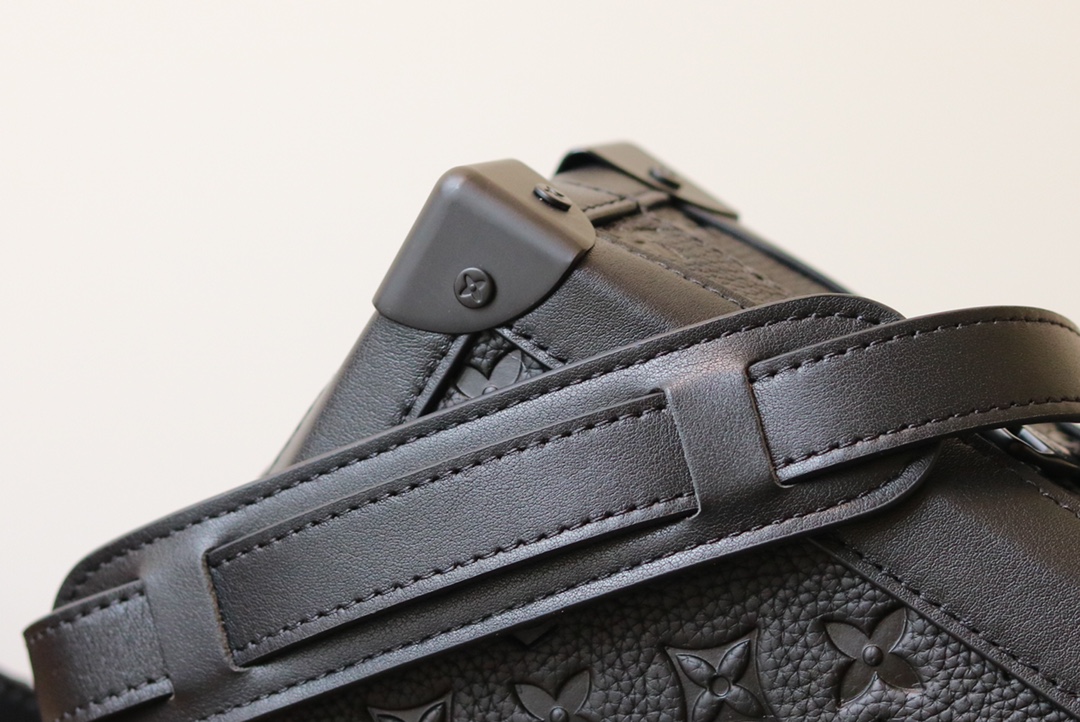 LOUIS VUITTON  LV 路易威登 SOFT TRUNK  牛皮 经典 压纹  斜挎包 单肩包 手提包 腰包  黑色 M55700