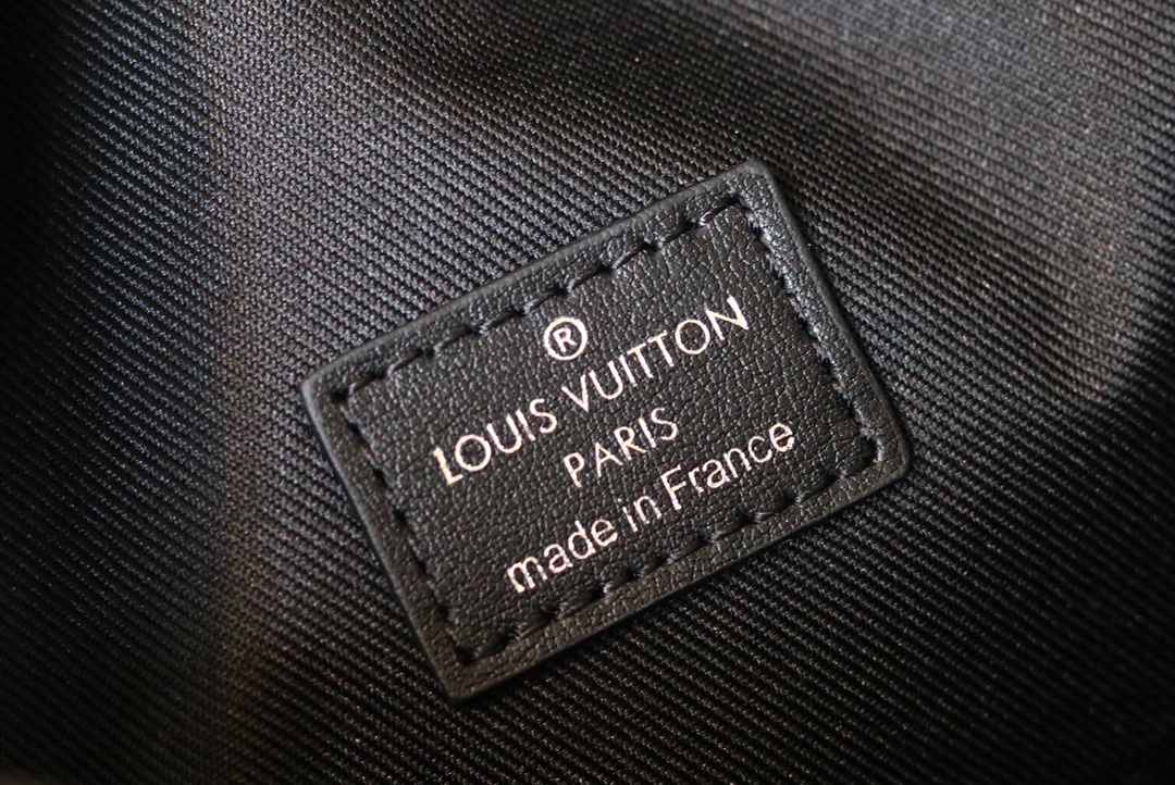 LOUIS VUITTON  LV 路易威登 SOFT TRUNK  牛皮 经典 压纹  斜挎包 单肩包 手提包 腰包  黑色 M55700