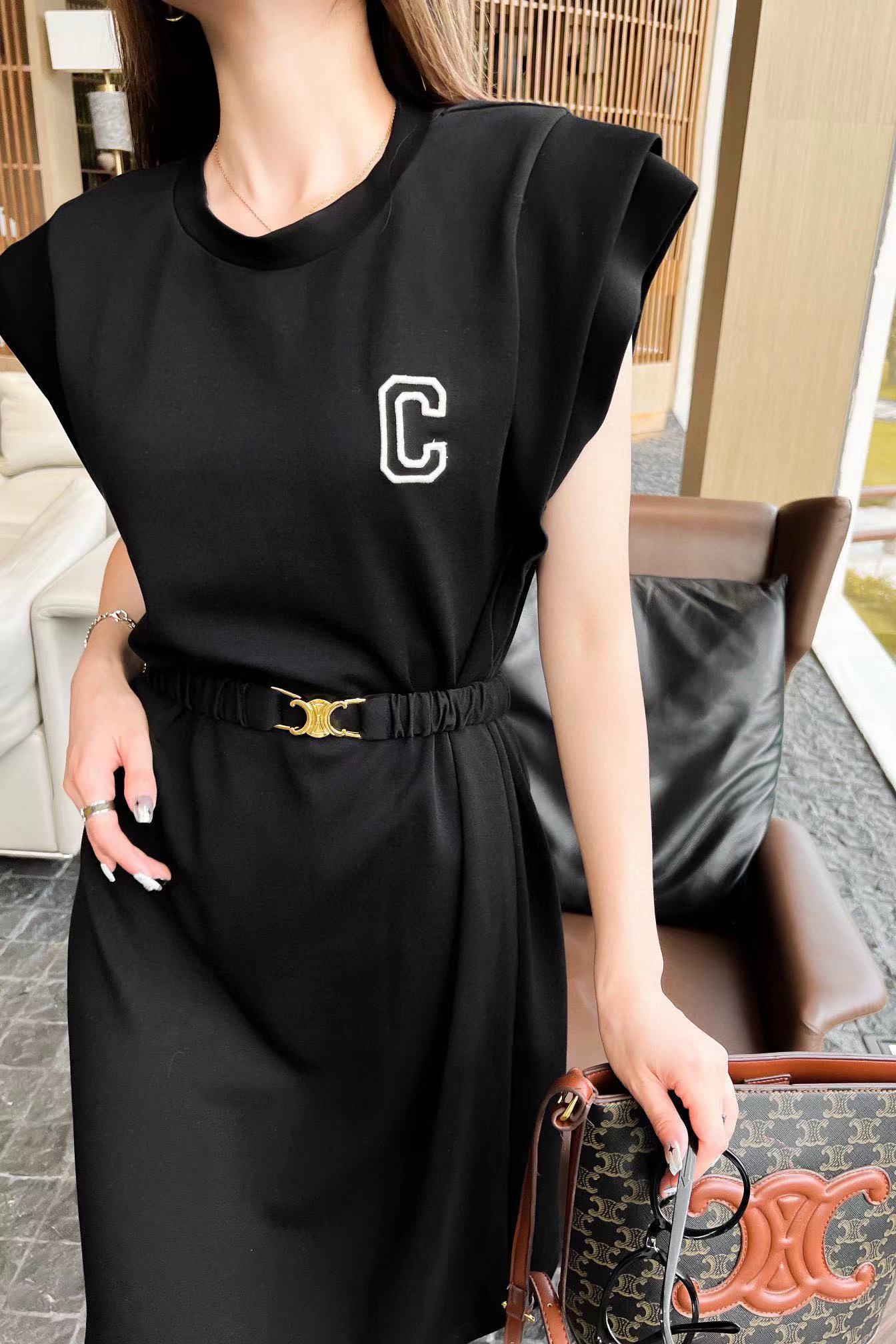 CEL1NE フライングスリーブパッド入りショルダー刺繍ロゴベルトドレス【50％割引+送料無料】
