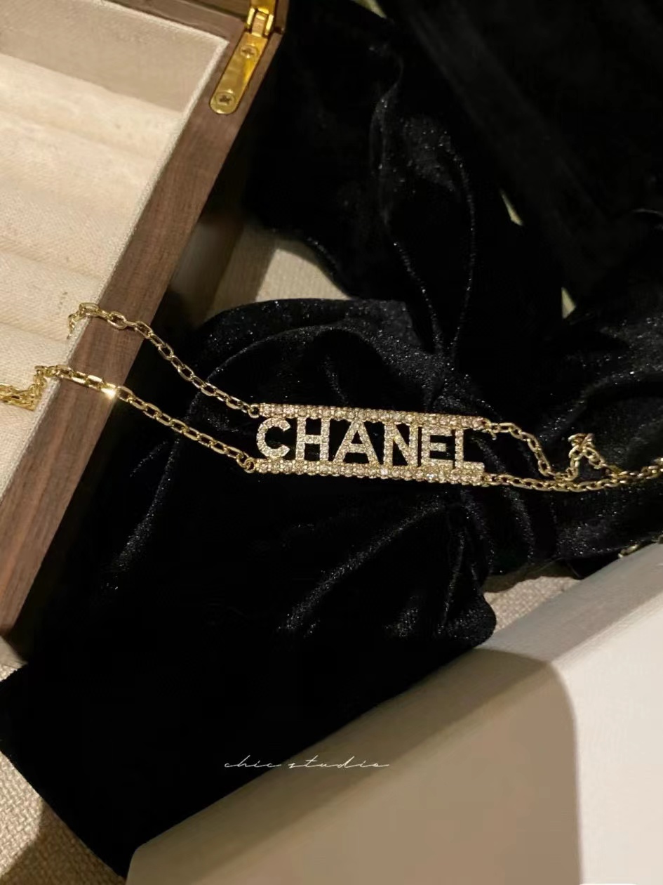 CHANE1 スクエアレターロゴネックレス【 50％割引+送料無料】