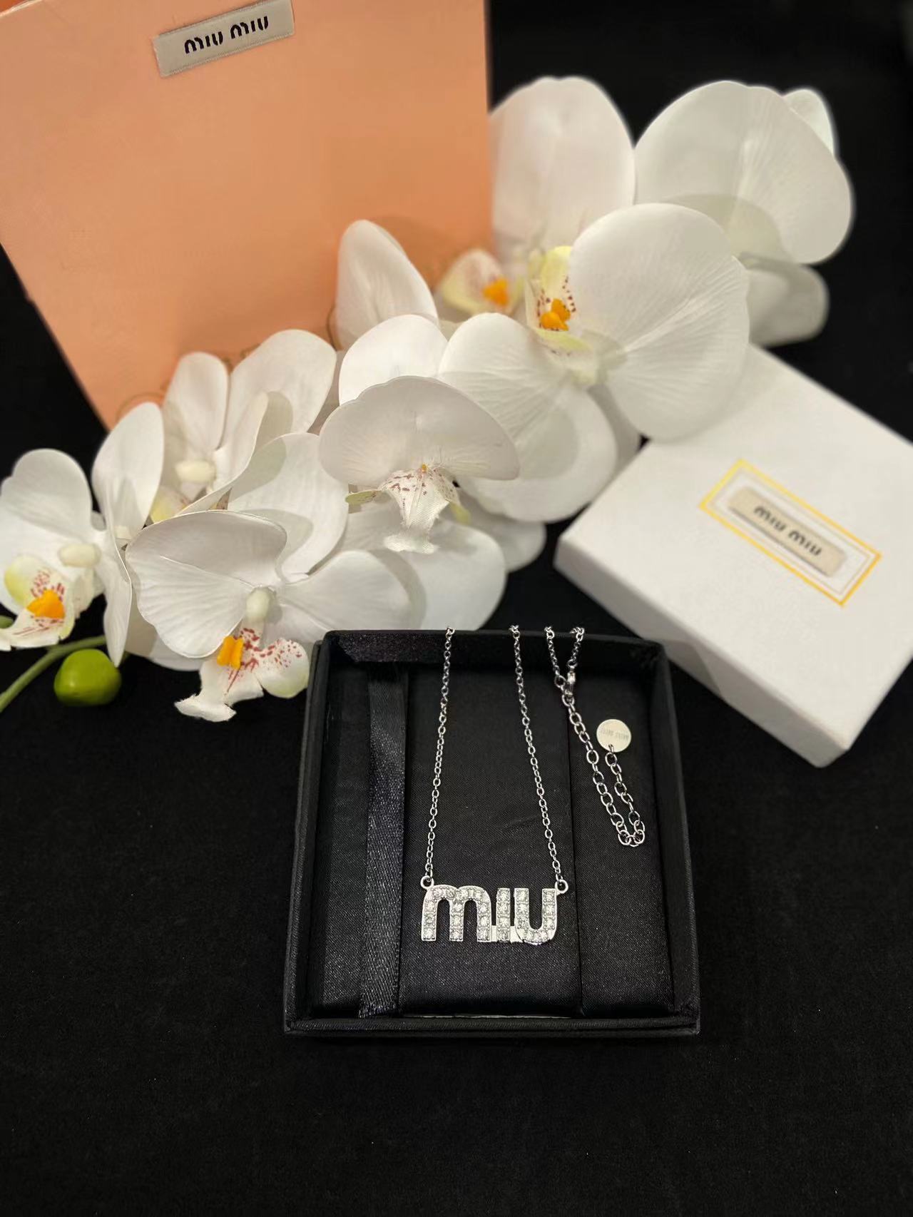 M1UM1U クリスタル ネックレス【50％割引+送料無料】