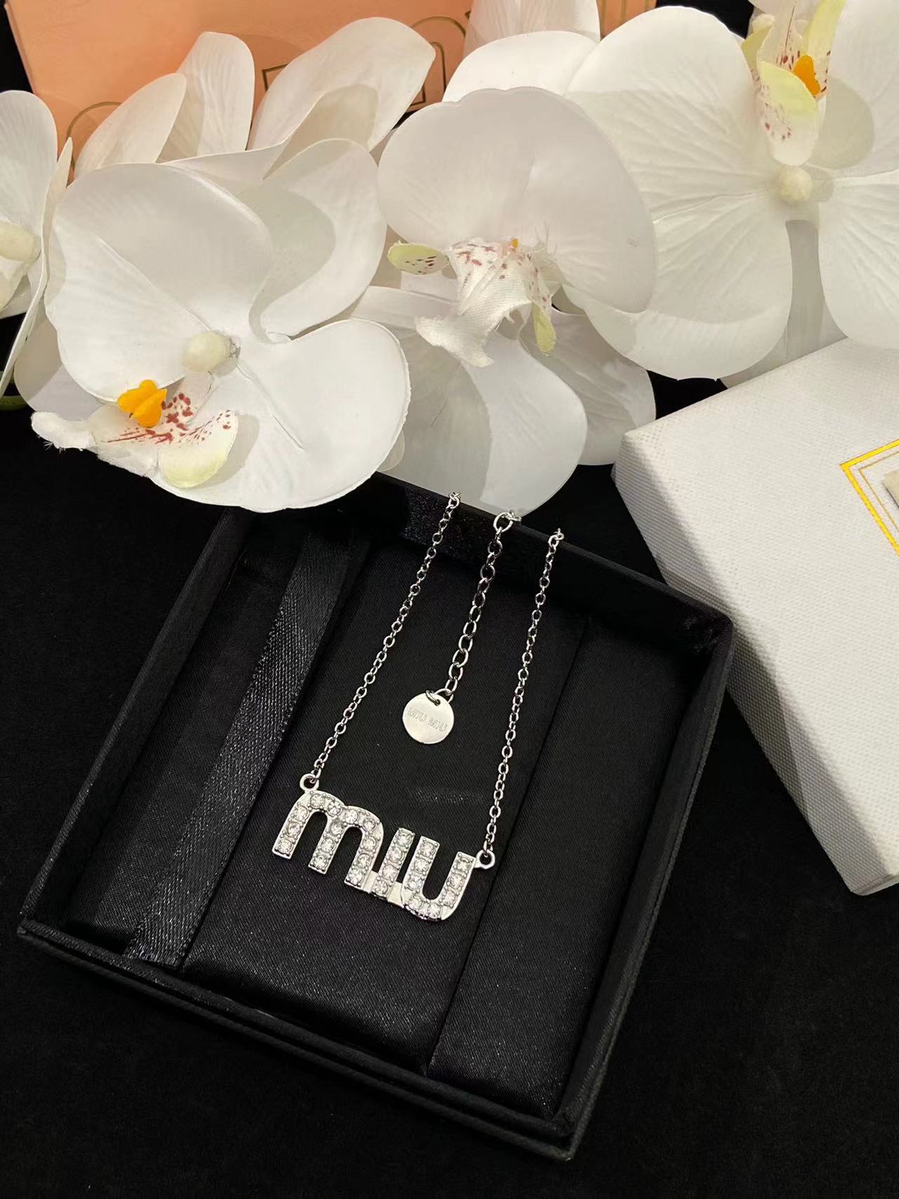 M1UM1U クリスタル ネックレス【50％割引+送料無料】