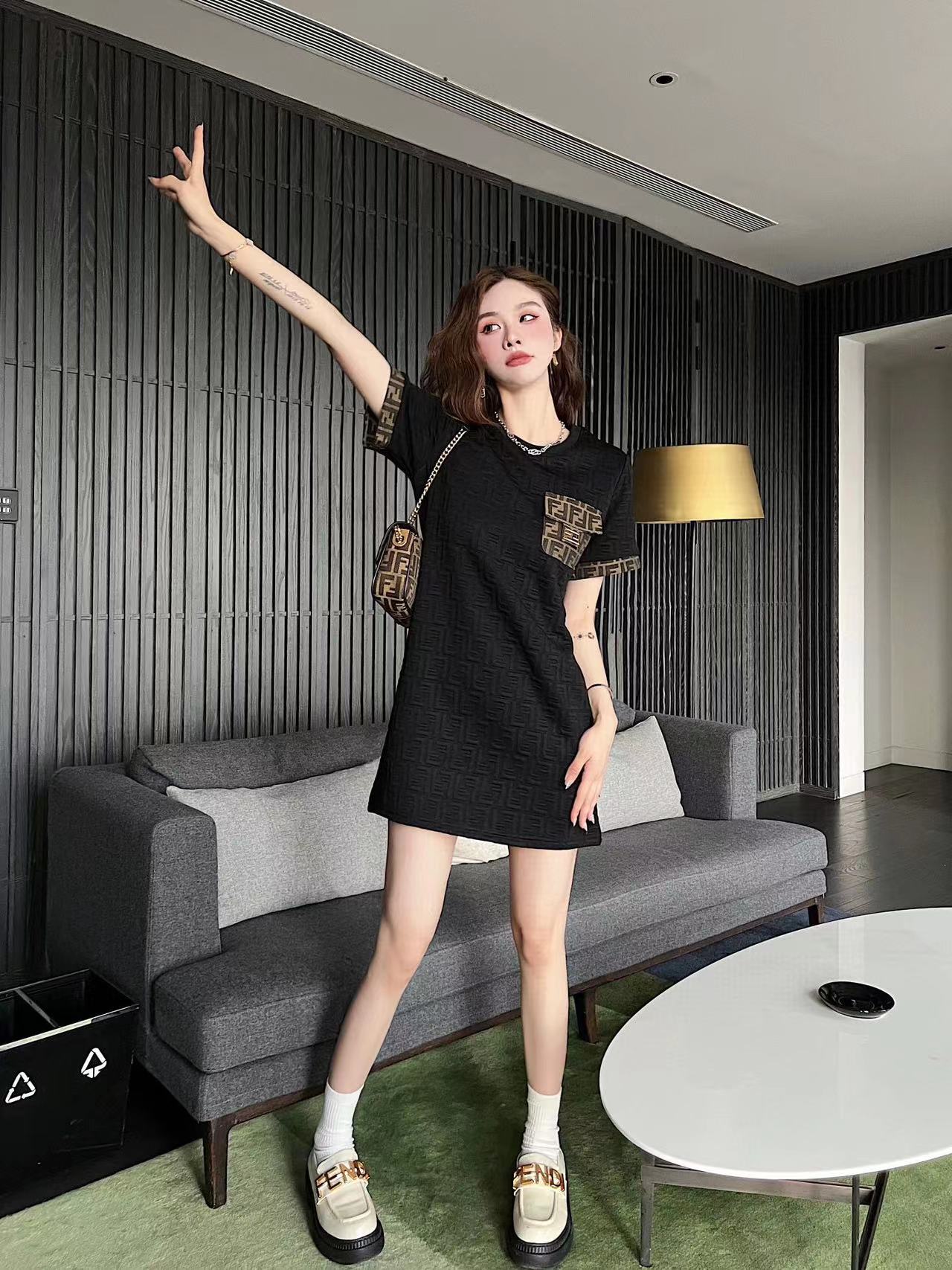 ⭐FEND1 ジャガードレタースリーブパネルドレス【50％割引+送料無料】