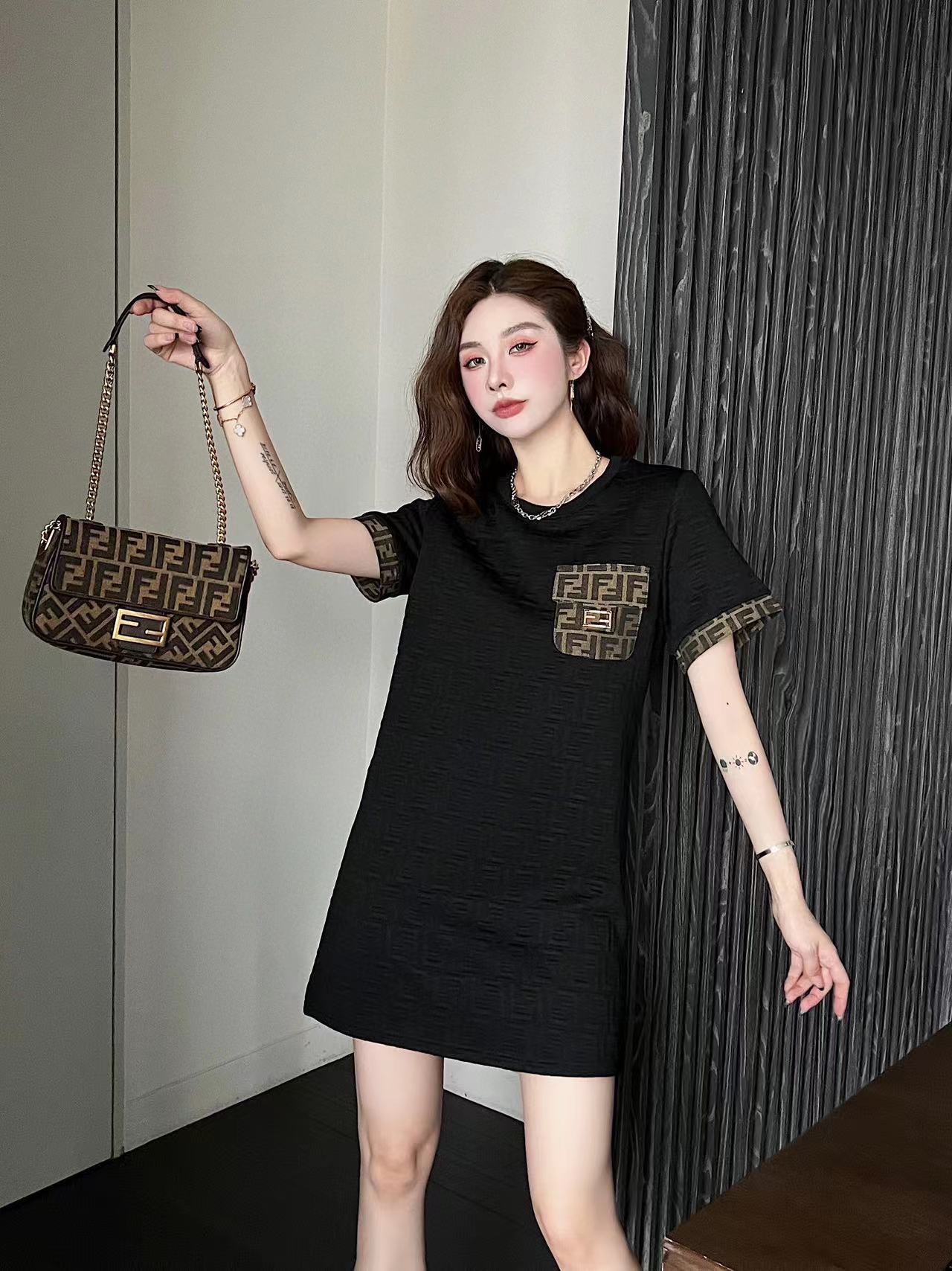 ⭐FEND1 ジャガードレタースリーブパネルドレス【50％割引+送料無料】