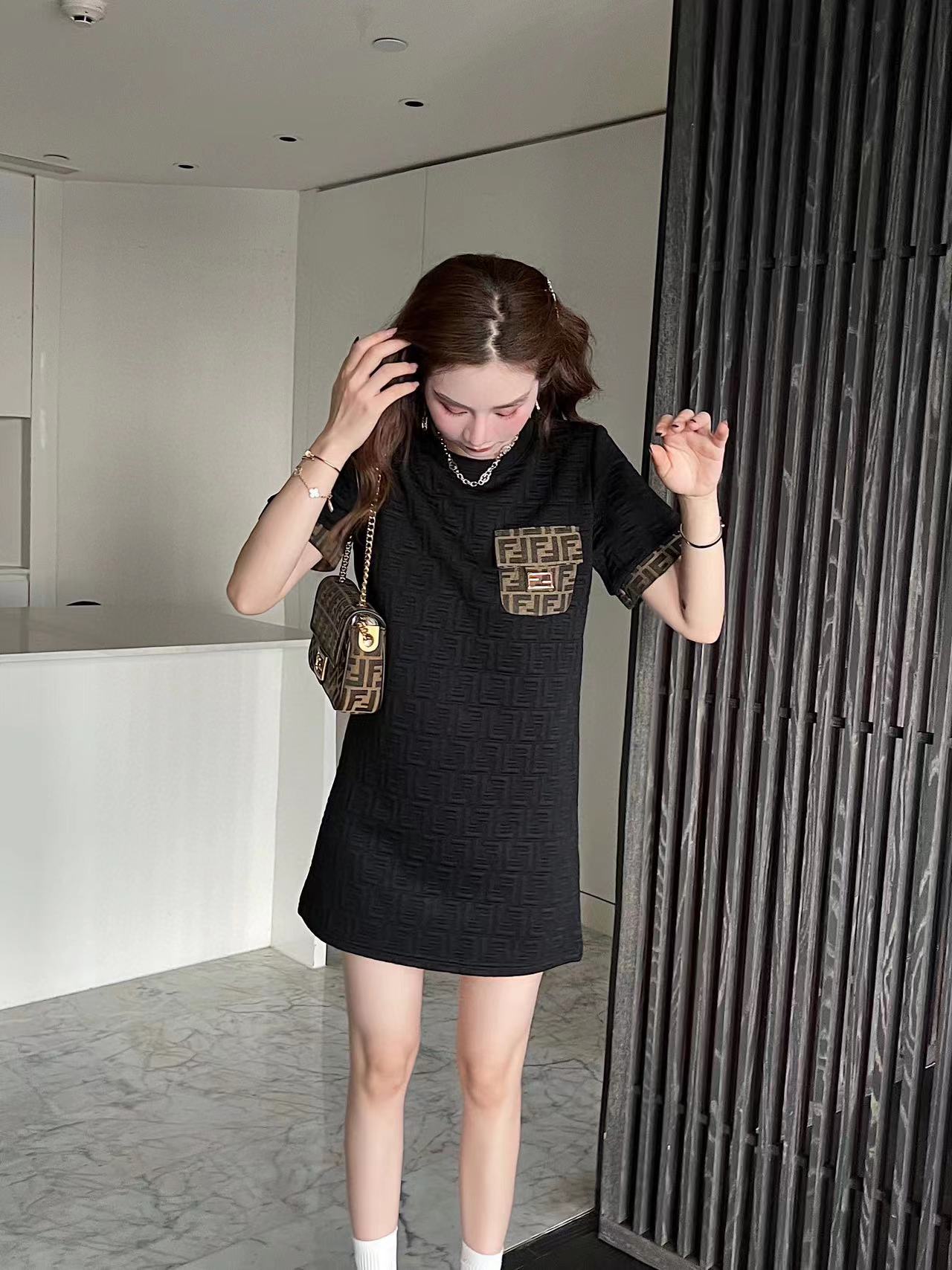 ⭐FEND1 ジャガードレタースリーブパネルドレス【50％割引+送料無料】