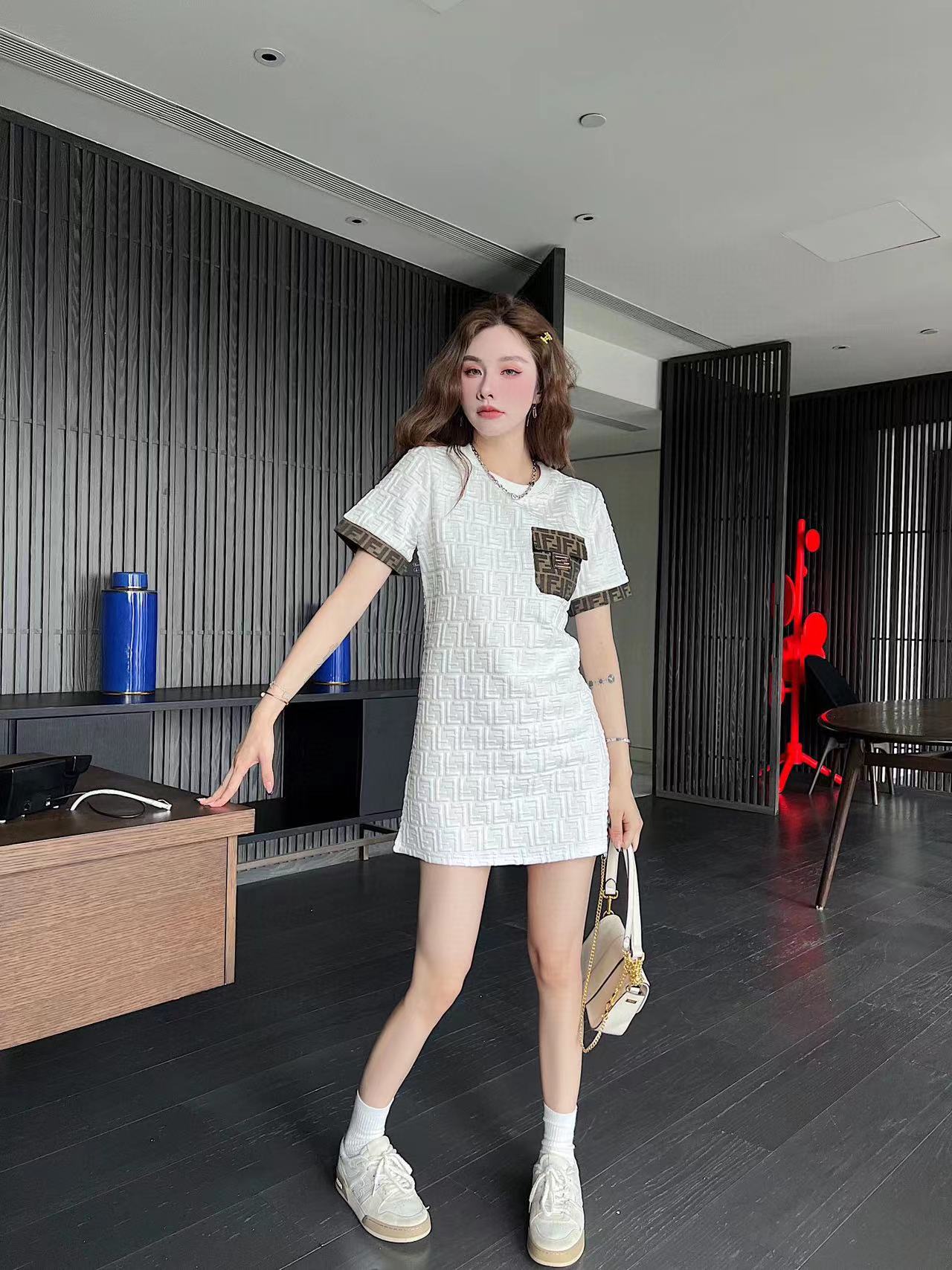 ⭐FEND1 ジャガードレタースリーブパネルドレス【50％割引+送料無料】