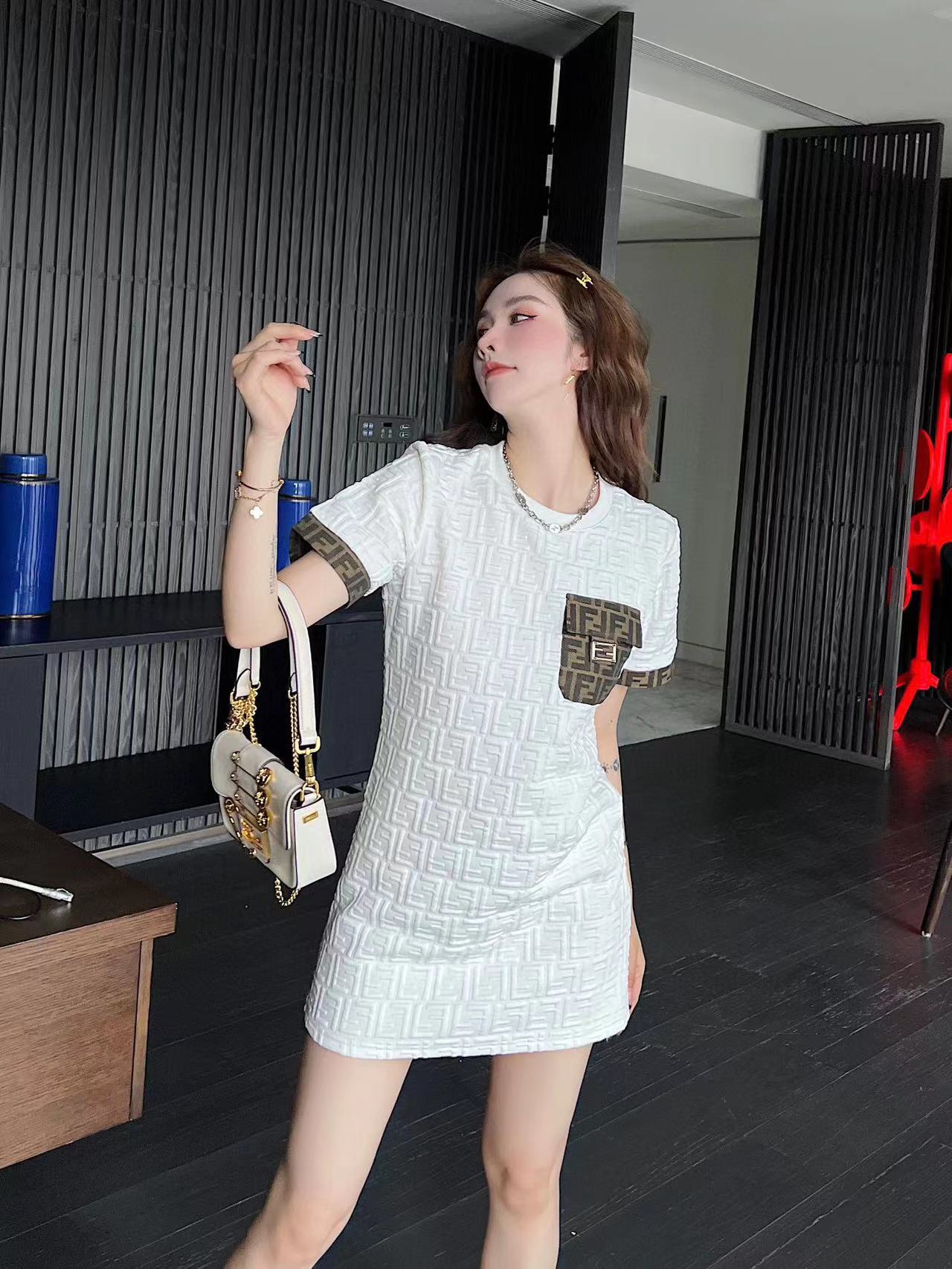 ⭐FEND1 ジャガードレタースリーブパネルドレス【50％割引+送料無料】