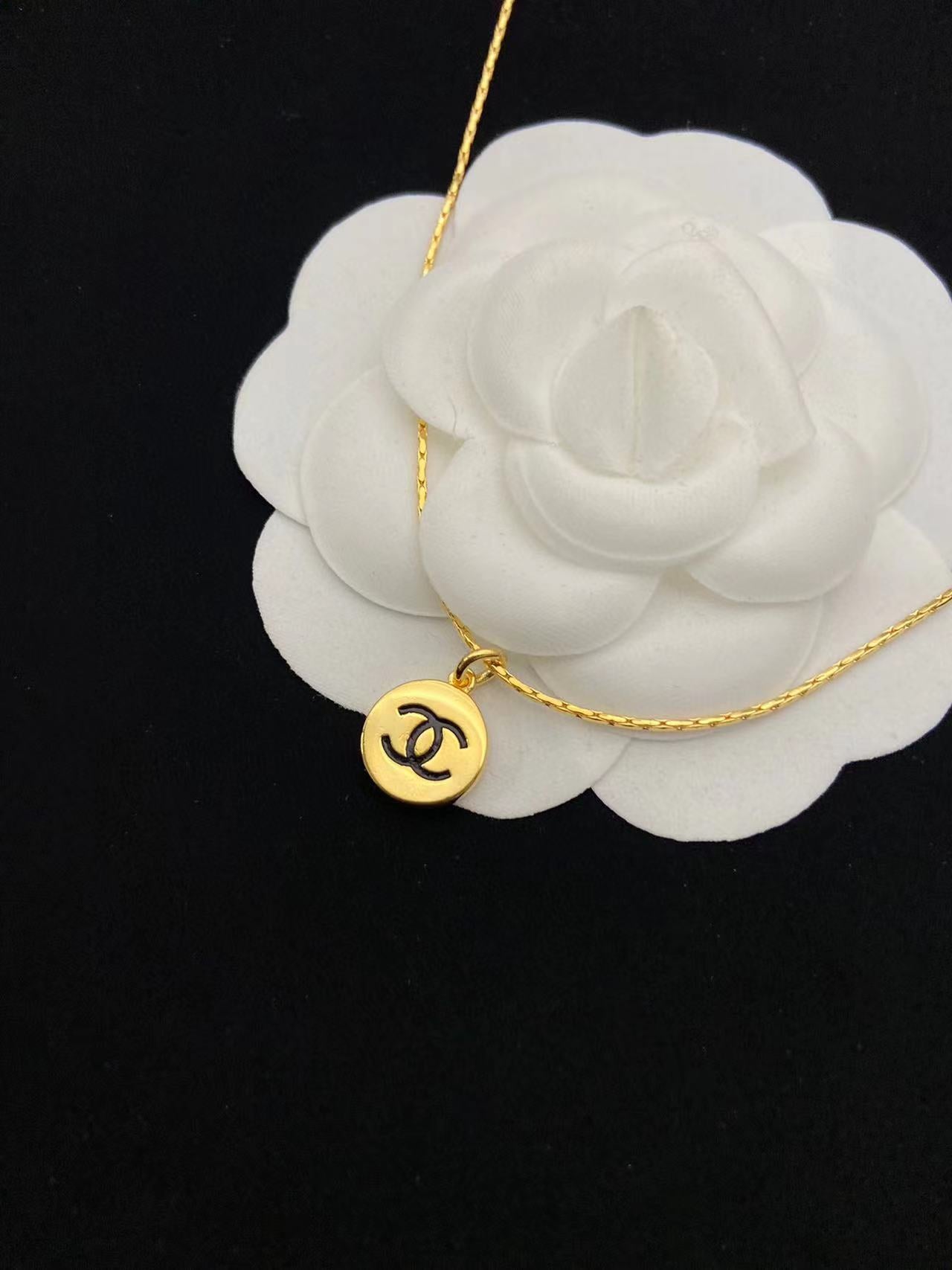 CHANE1 vintageゴールドエンドウのネックレス 【50％割引+送料無】