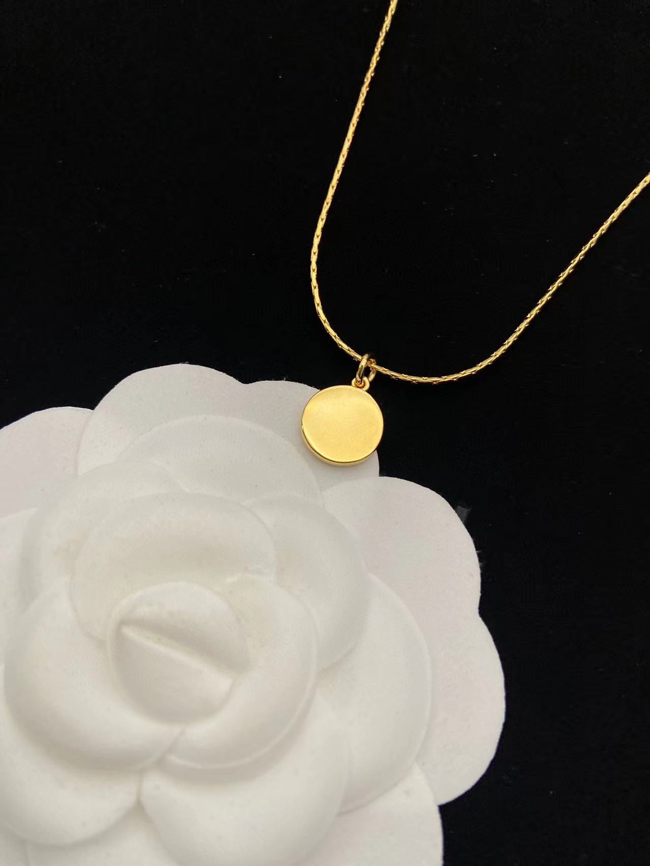 CHANE1 vintageゴールドエンドウのネックレス 【50％割引+送料無】