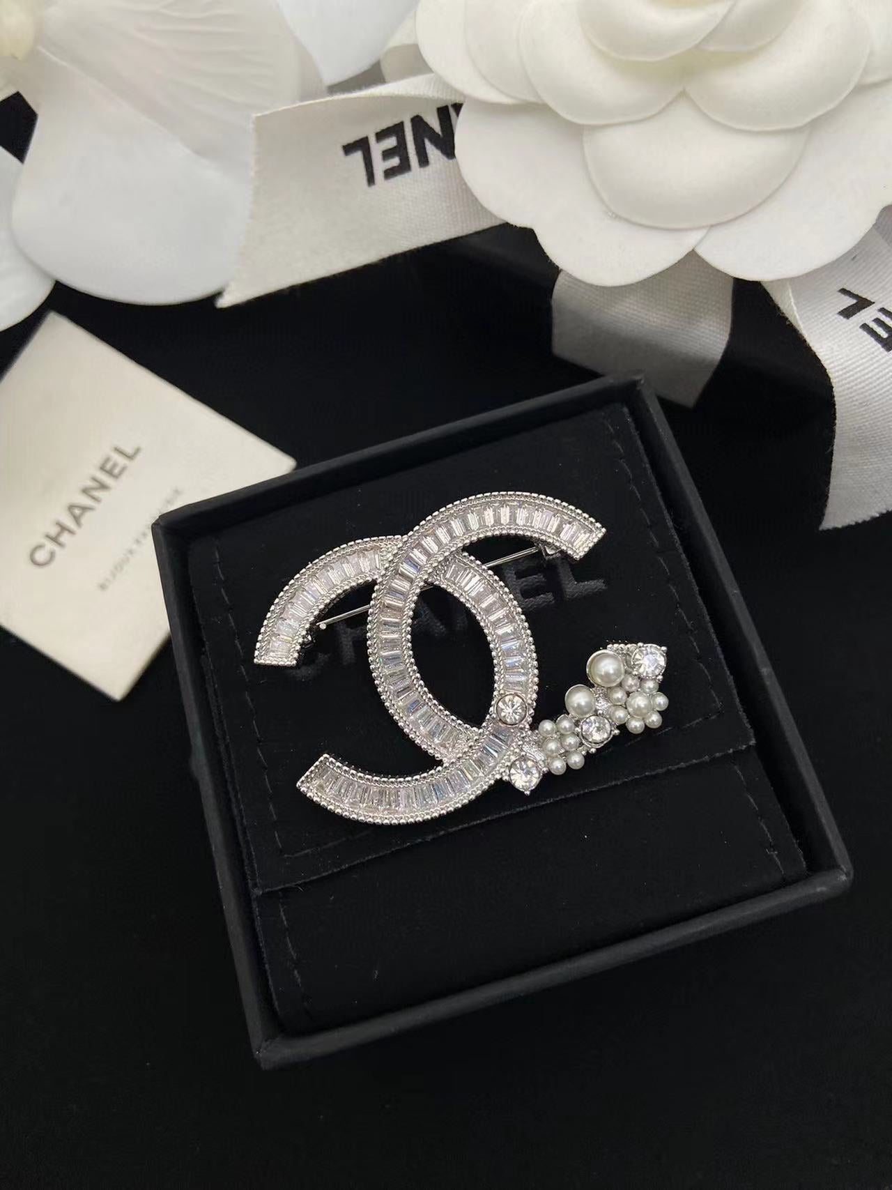 CHANE1 スクエア ダイヤモンド パール ブローチ【 50％割引+送料無料】