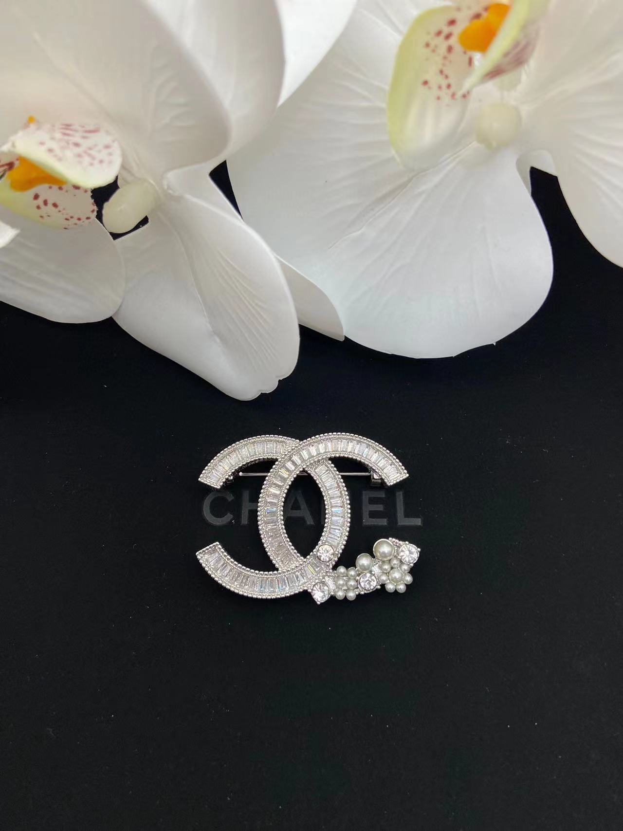 CHANE1 スクエア ダイヤモンド パール ブローチ【 50％割引+送料無料】