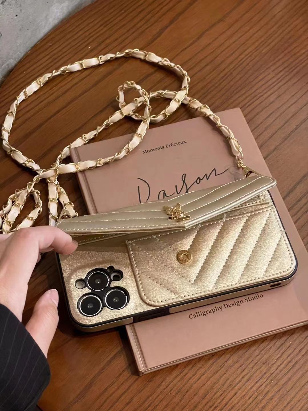 【YSI 】レザーパールチェーン電話ケース📱【50％割引+送料無料】