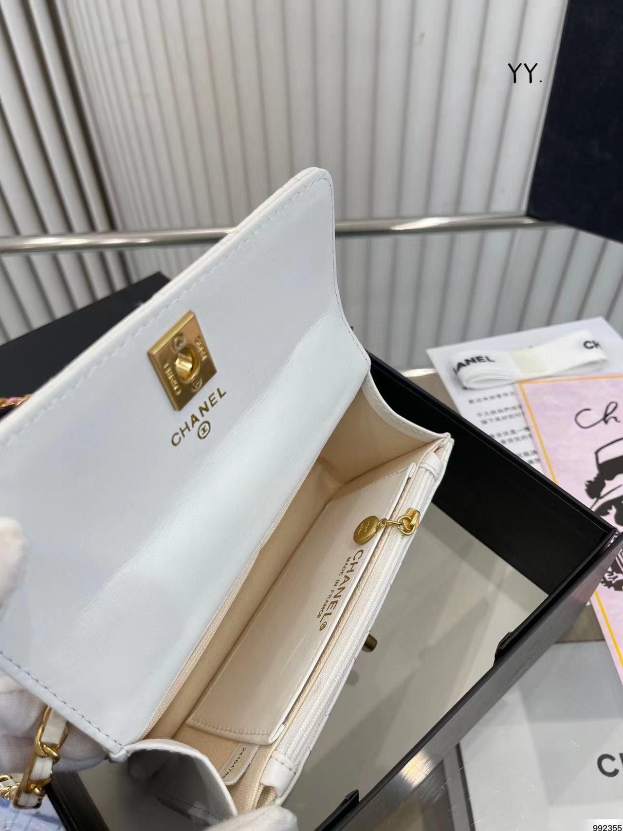 CHANE1 メタルロゴ ポータブル ショルダーバッグ【50％割引+送料無料】