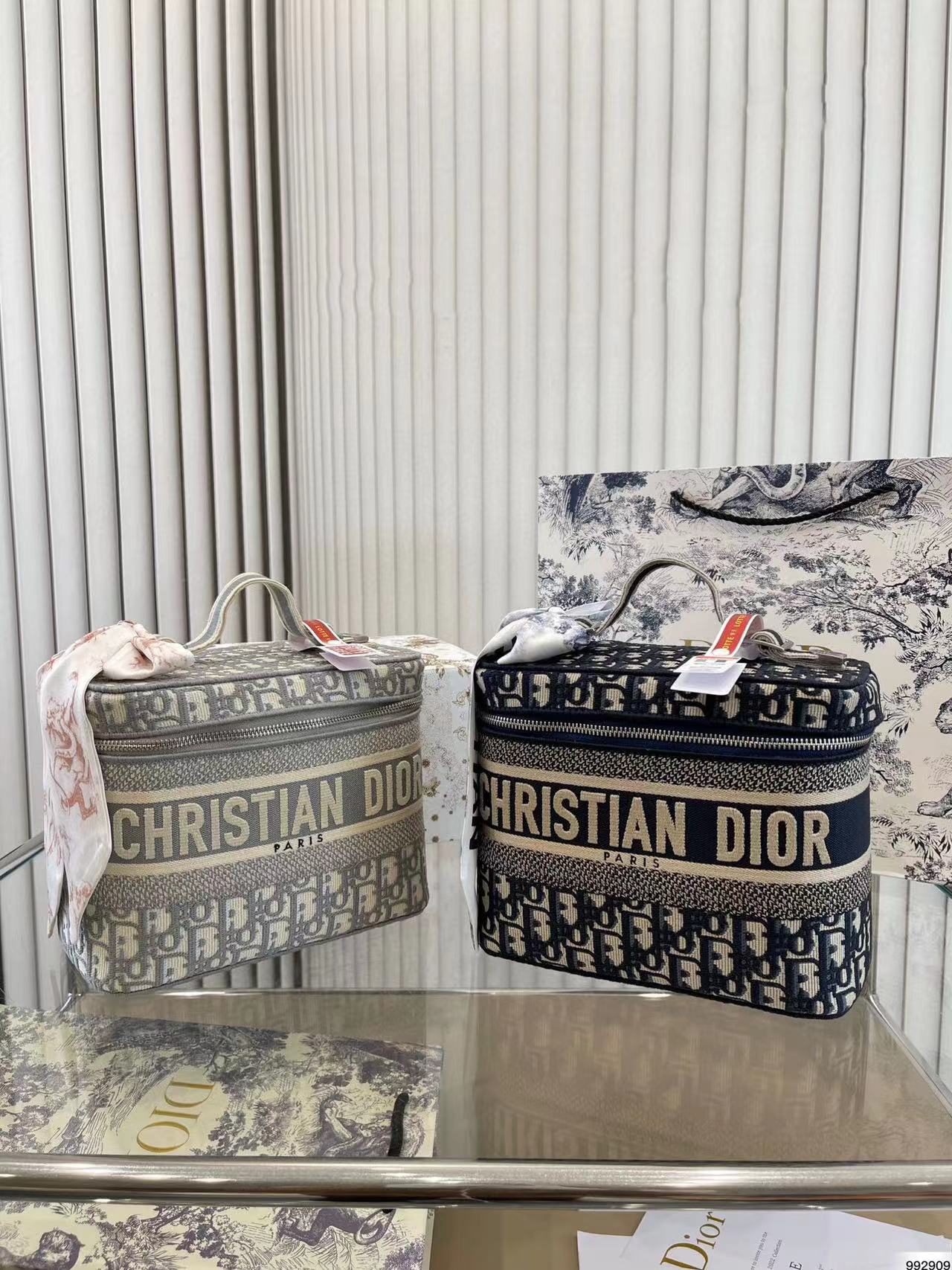 D1OR 高品質収納コスメティックバッグ【50％割引+送料無料】