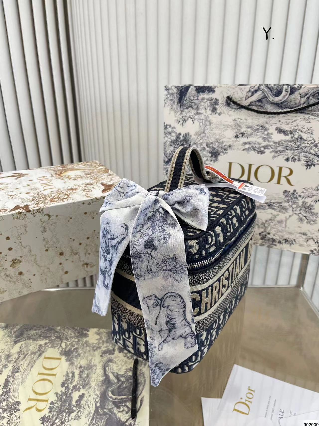 D1OR 高品質収納コスメティックバッグ【50％割引+送料無料】