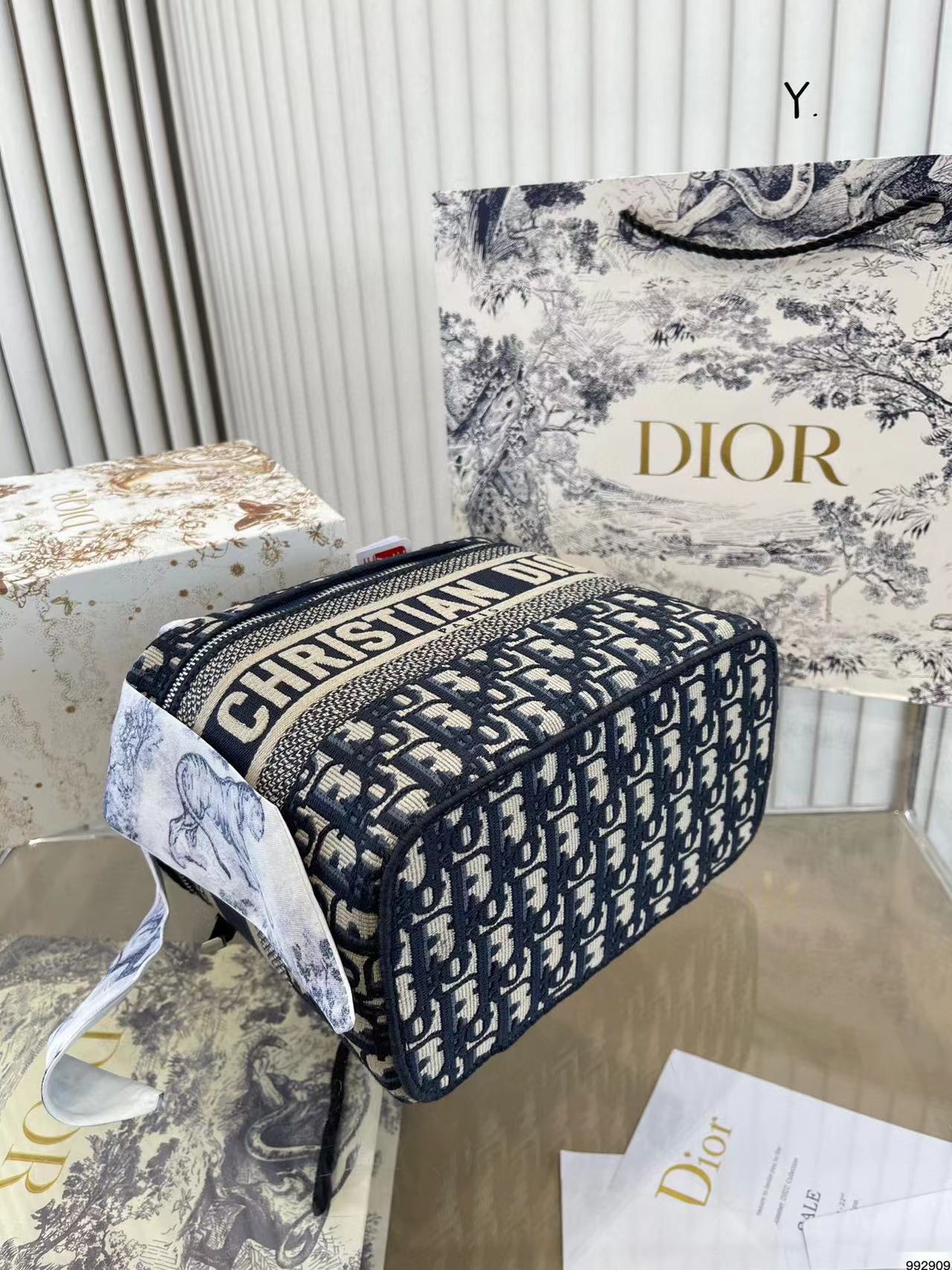 D1OR 高品質収納コスメティックバッグ【50％割引+送料無料】