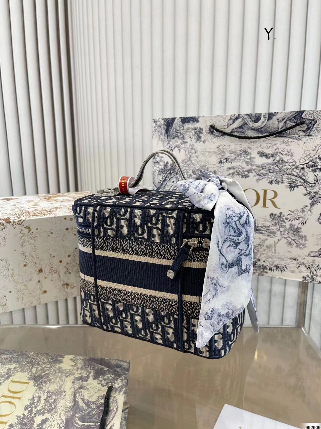 D1OR 高品質収納コスメティックバッグ【50％割引+送料無料】