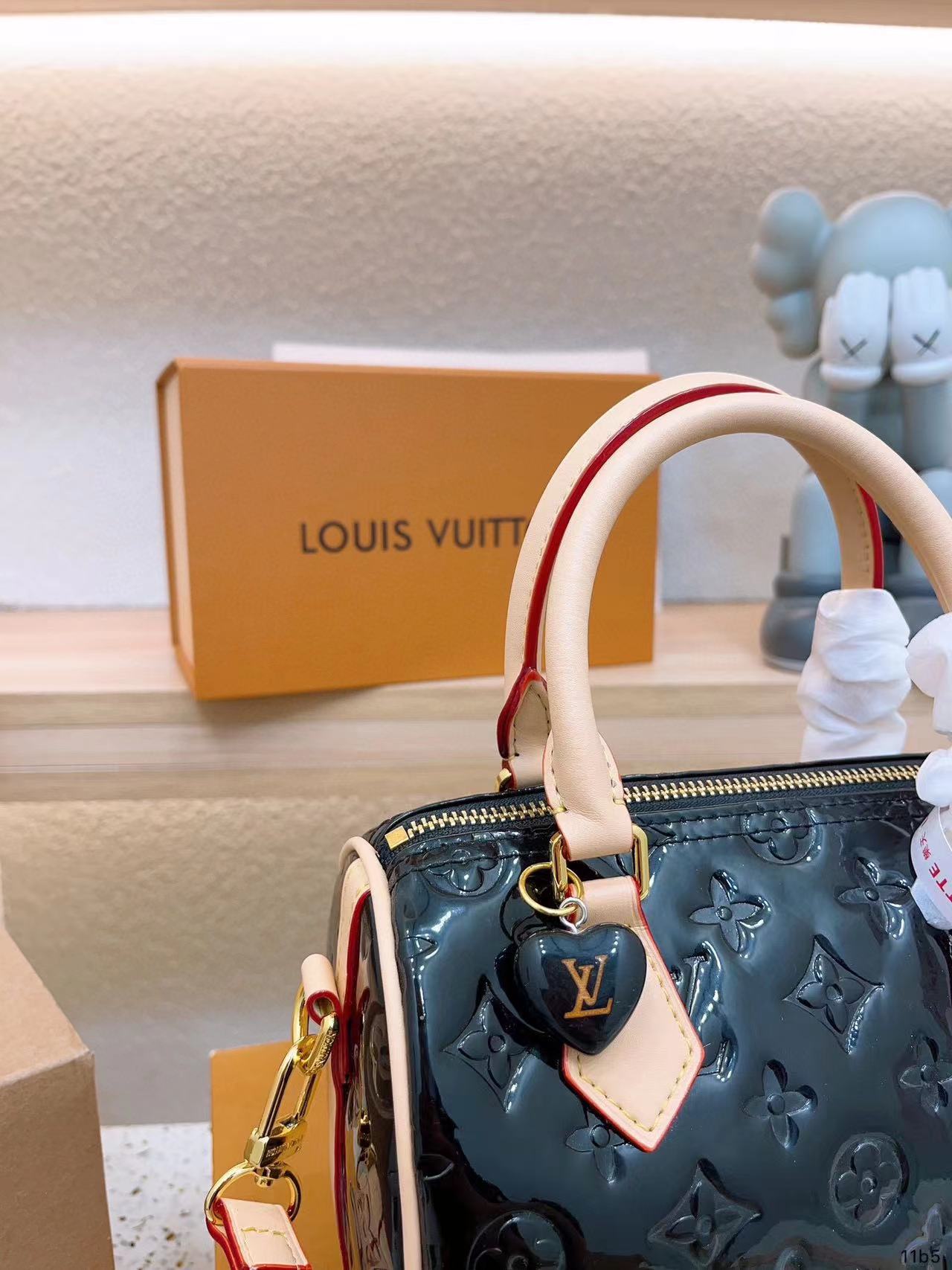 LVパテントハートチャームトートバッグ【50%割引+送料無料】