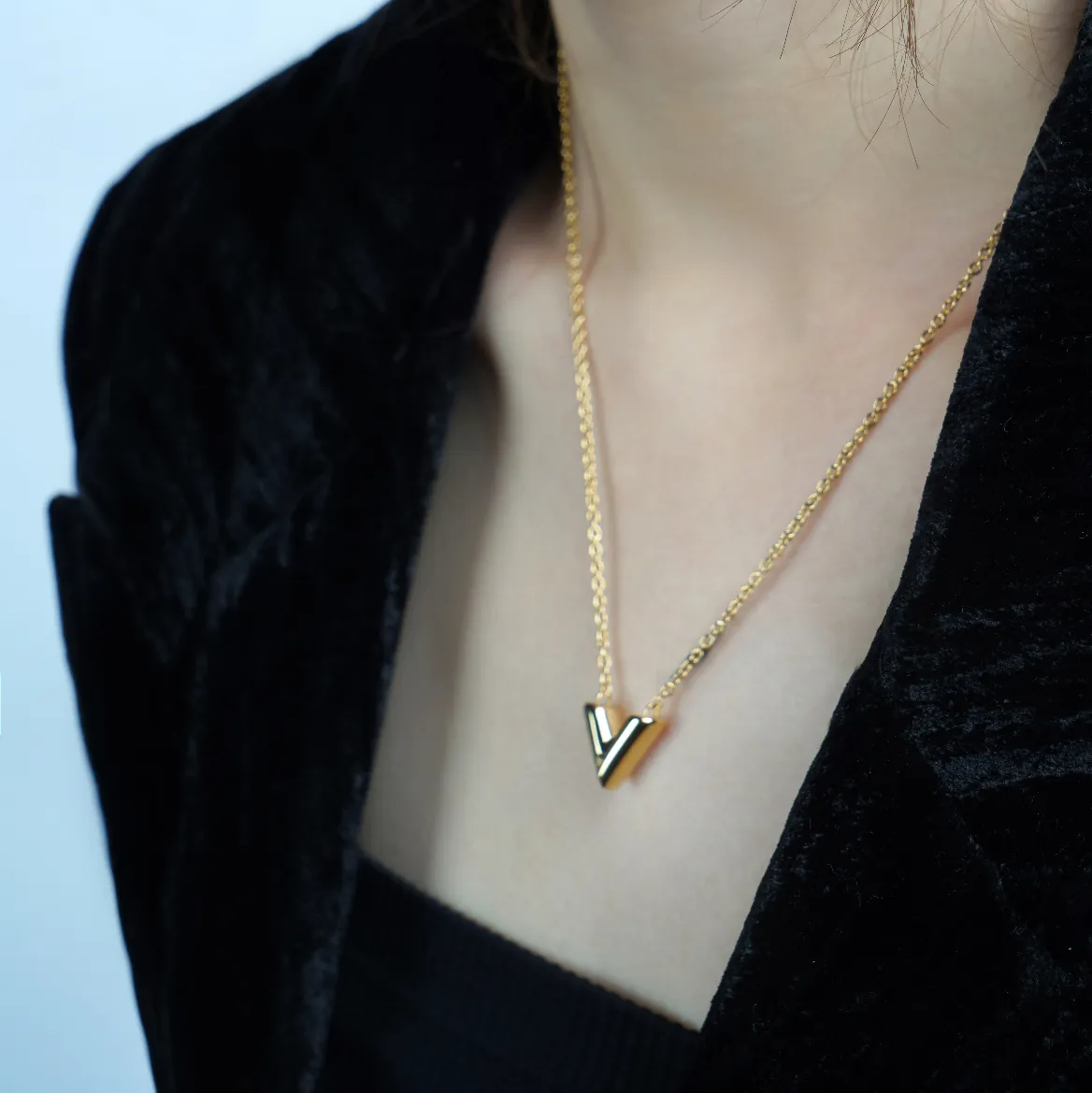 美品 LOUIS VUITTON ヴィトン Vネックレス 箱袋付き 美品 LOUIS VUITTON ヴィトン Vネックレス 箱袋付き - メルカリ