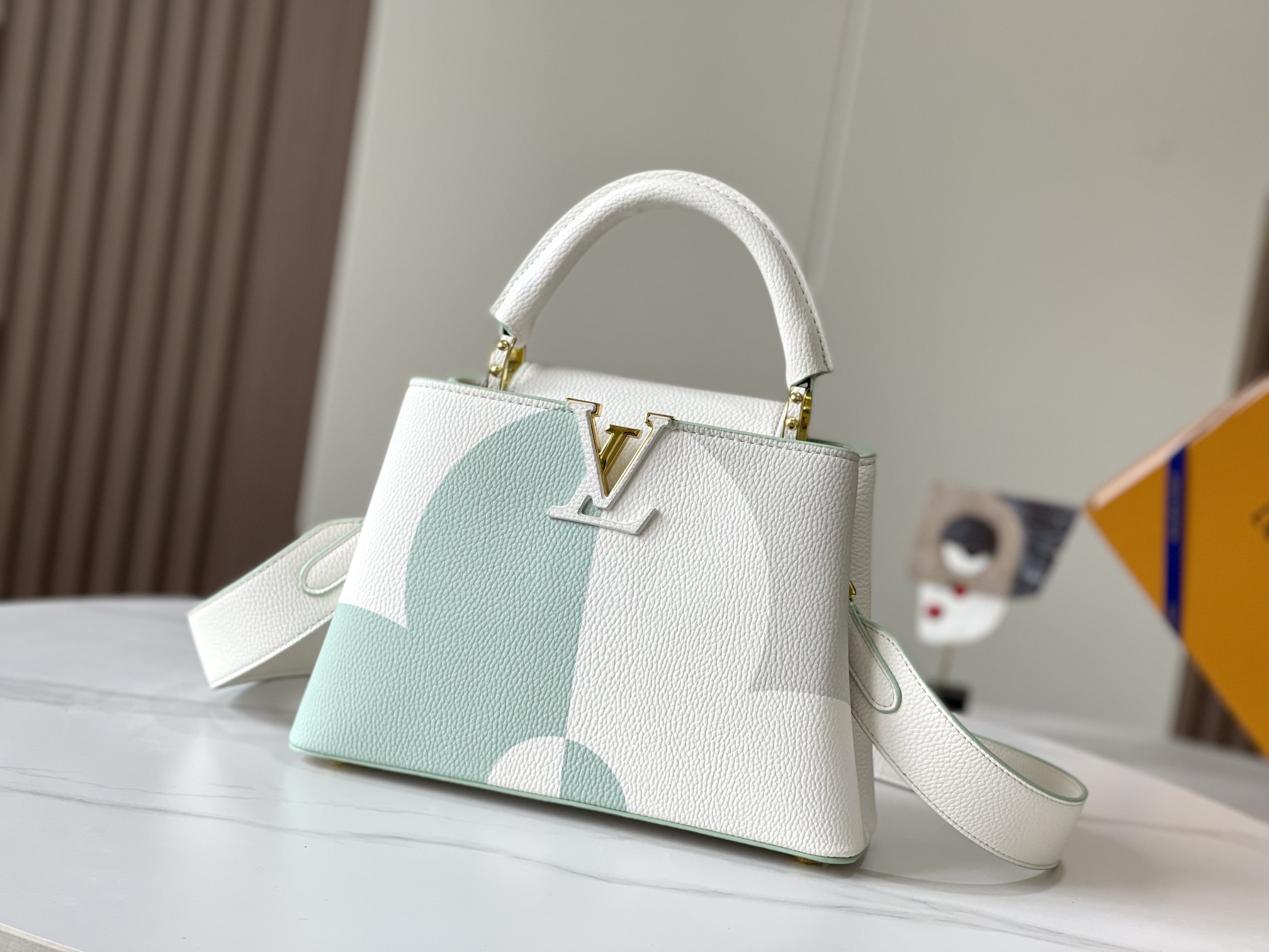 LV（ルイヴィトン）Capucines BB   SIZE: 27.0 x 18.0 x 9.0 cm  -3色
