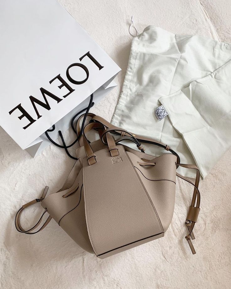 大人コーデには『ロエベ』のバッグが馴染む！人気のハンモックやバスケットも | PrettyOnline【2022】 | バッグ, ロエベ バッグ,  ロエベ