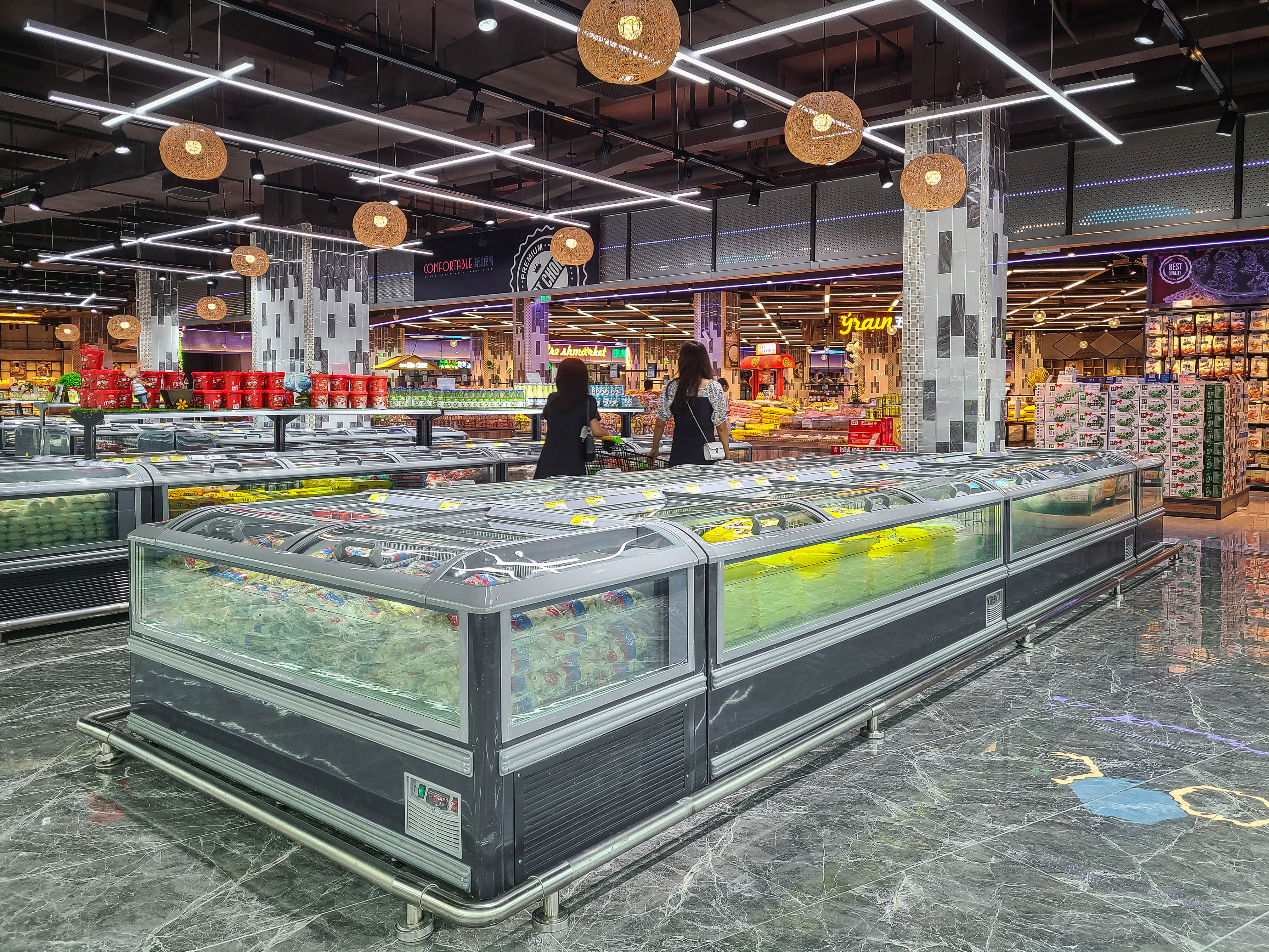 Transparent wide island freezer