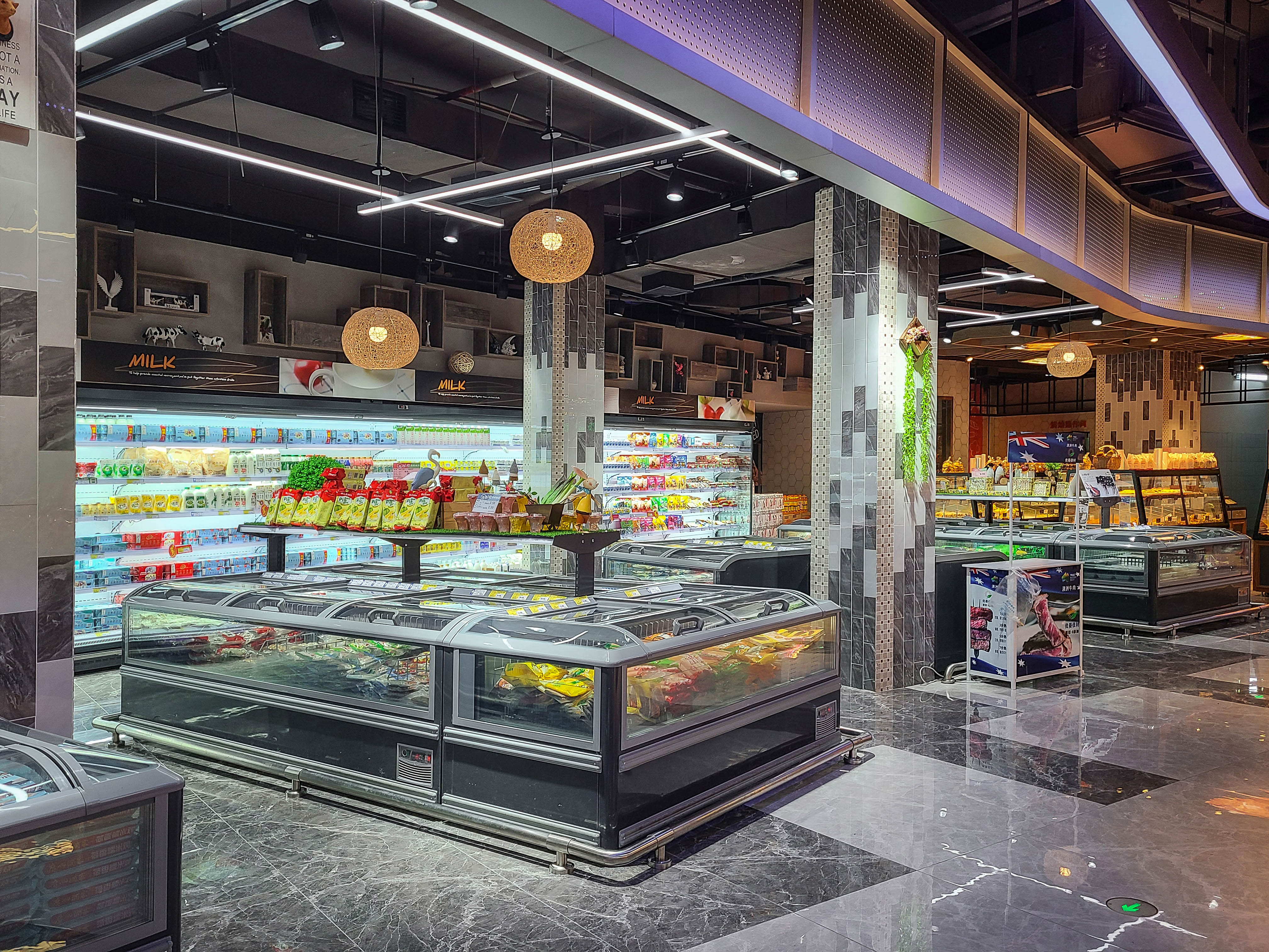 Transparent wide island freezer