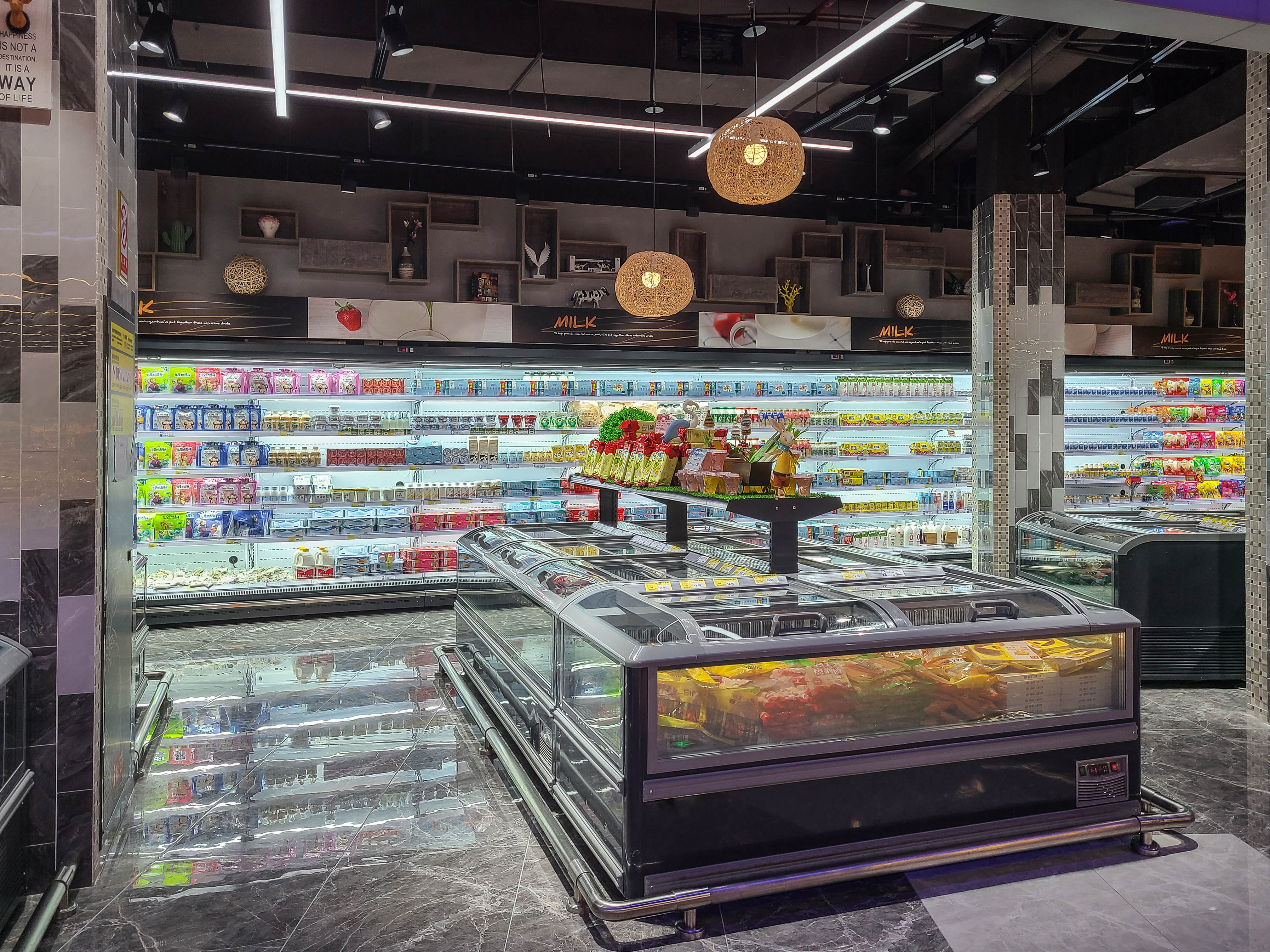 Transparent wide island freezer