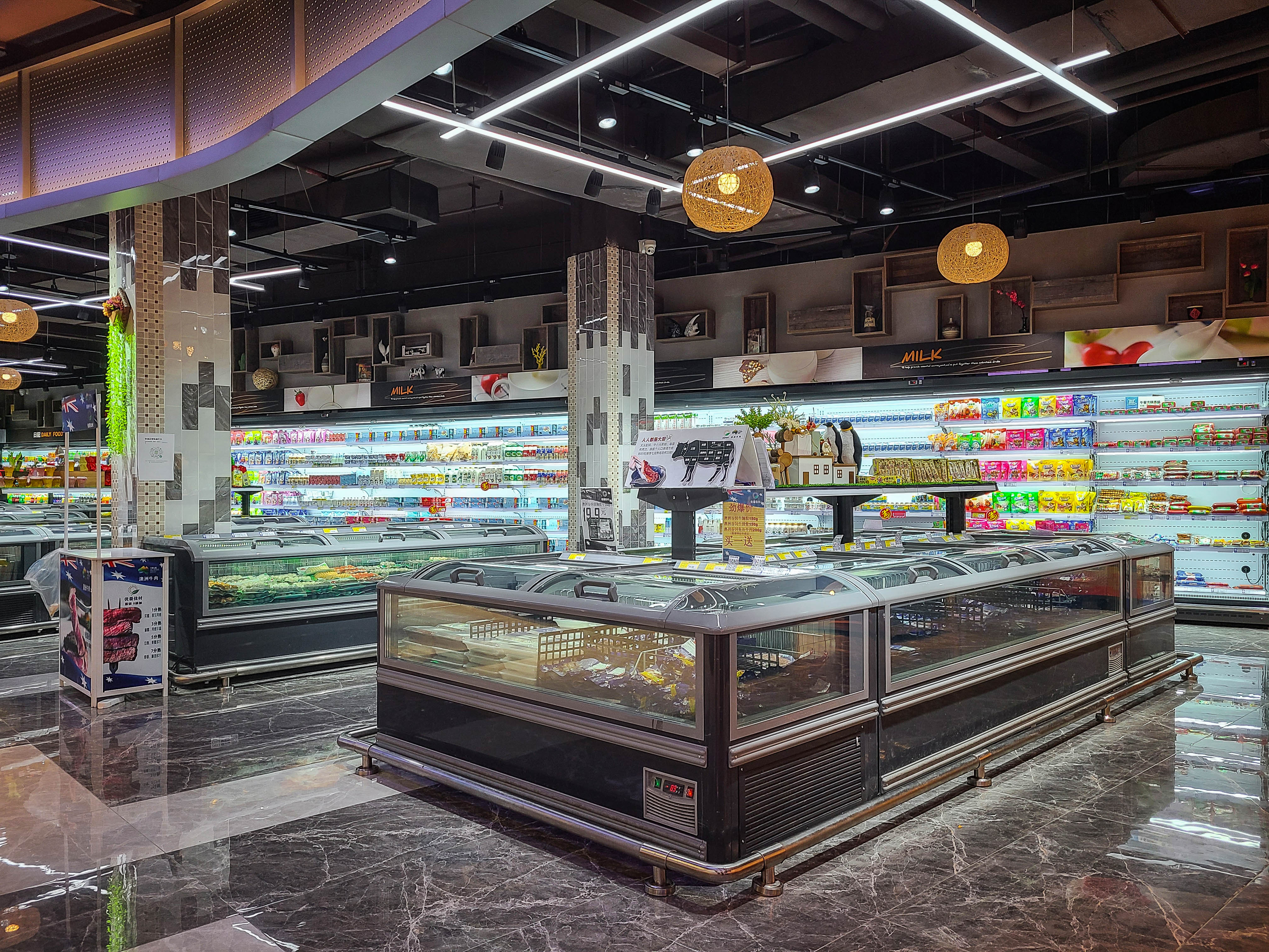 Transparent wide island freezer