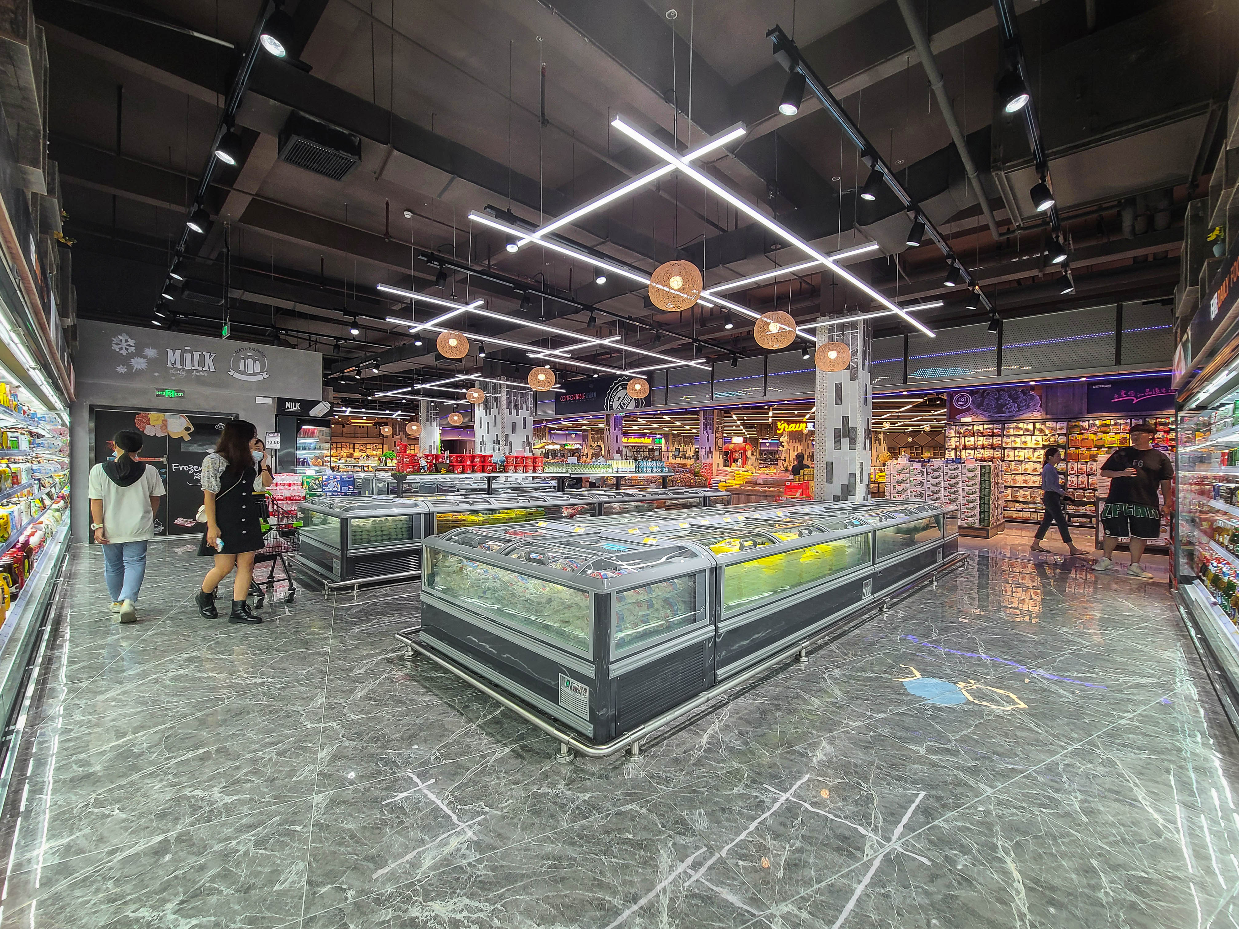 Transparent wide island freezer