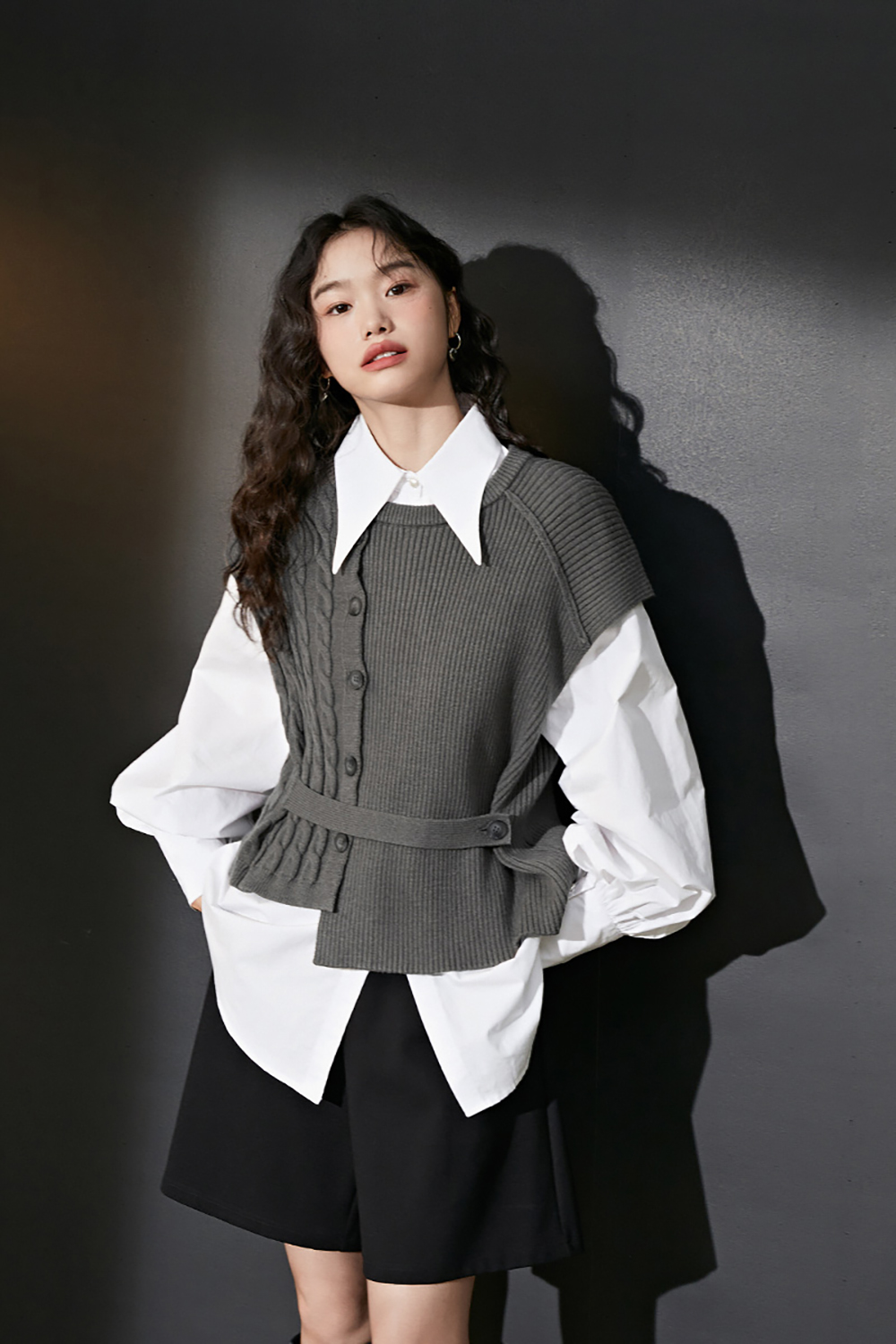 Broad color irregular design sense knit vest autumn 2022 new female grey casual overlaid wear vest