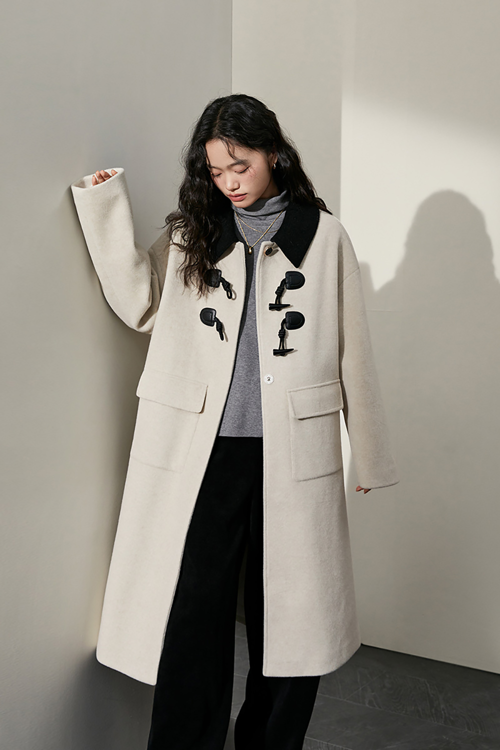 Horn buttons woolen coat for women in winter 2022 new style color contrast lapel Medium to Large size of woolen coat