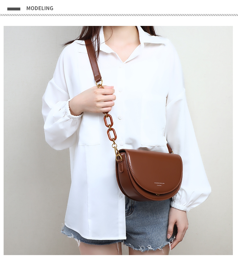 女性がサドルバッグを斜めに掛ける