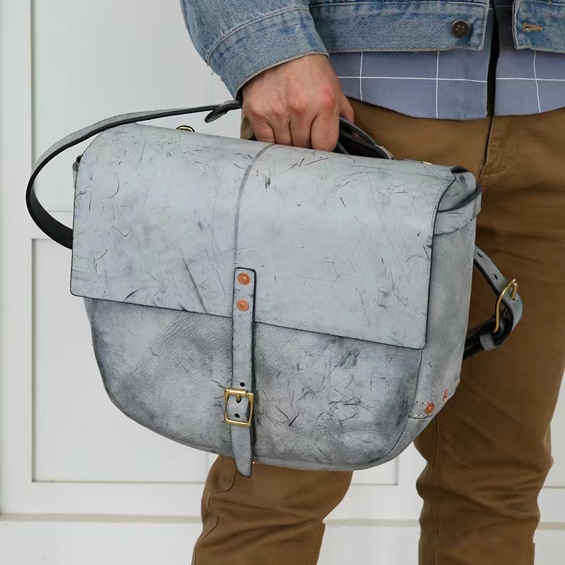 イタリアスモールレザーのワンショルダーバッグ