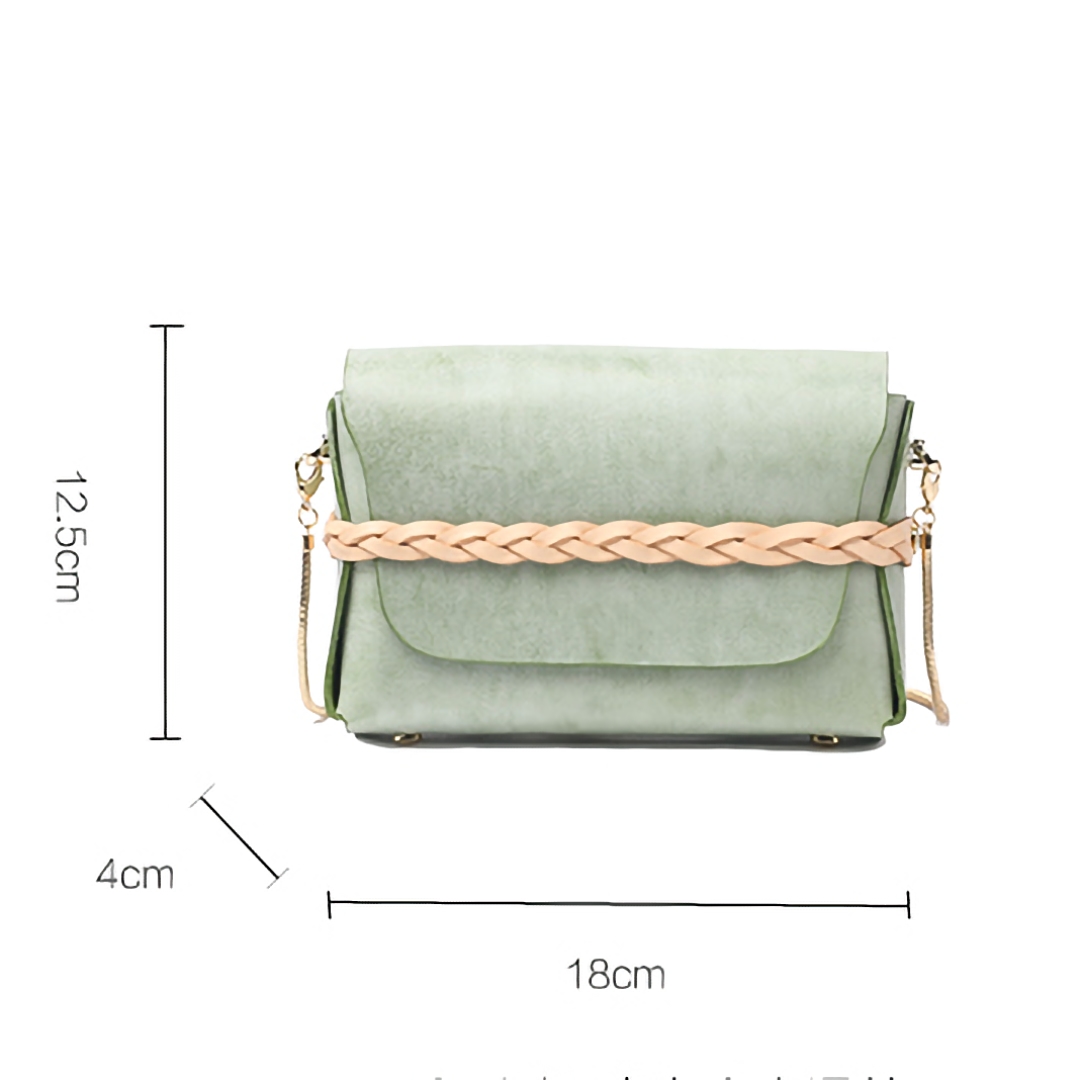 小包を斜めがけにする