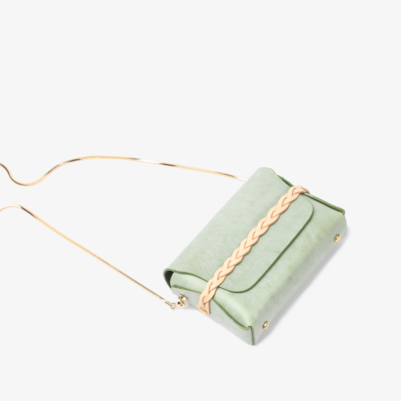 小包を斜めがけにする