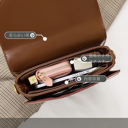 女性がサドルバッグを斜めに掛ける