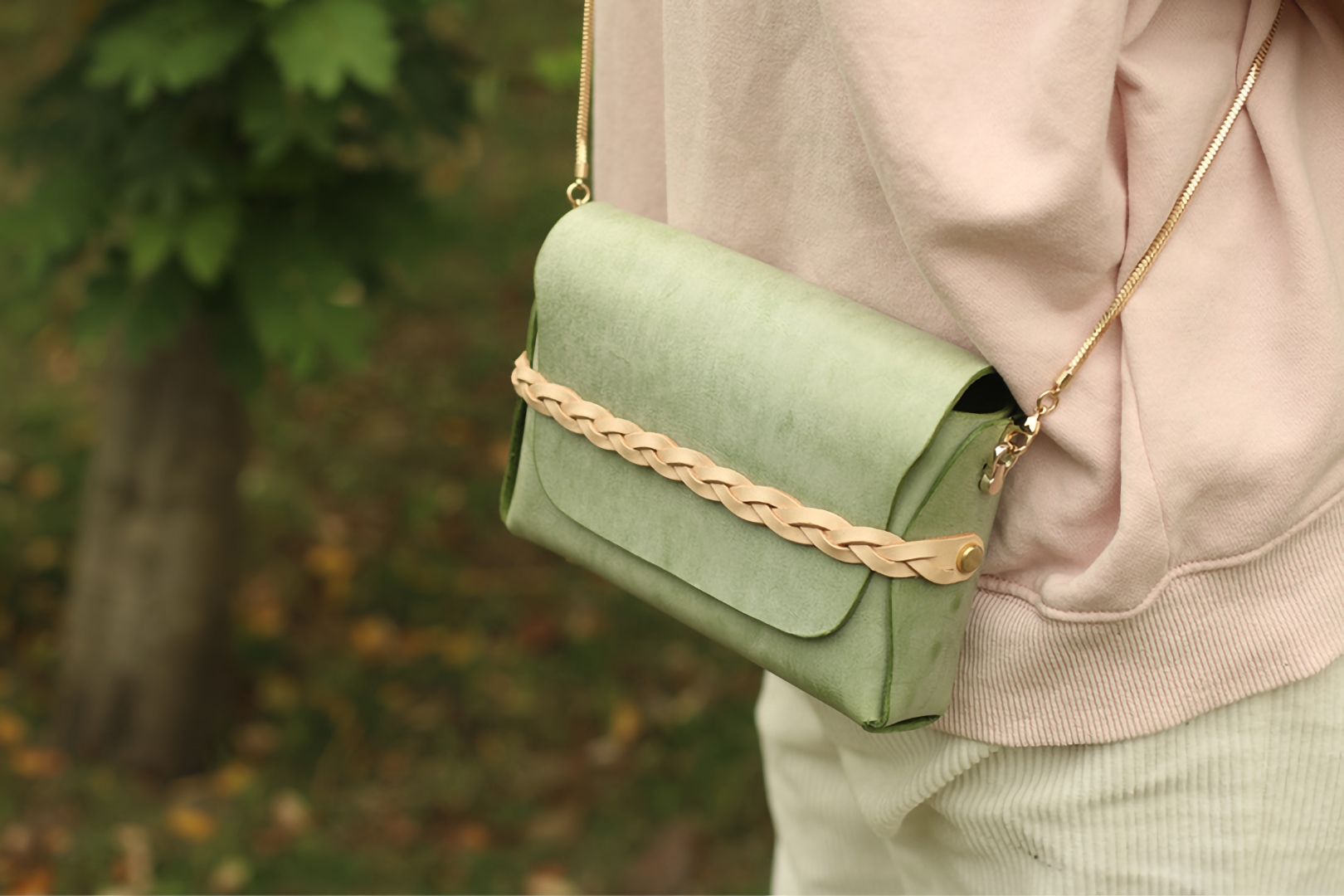 小包を斜めがけにする