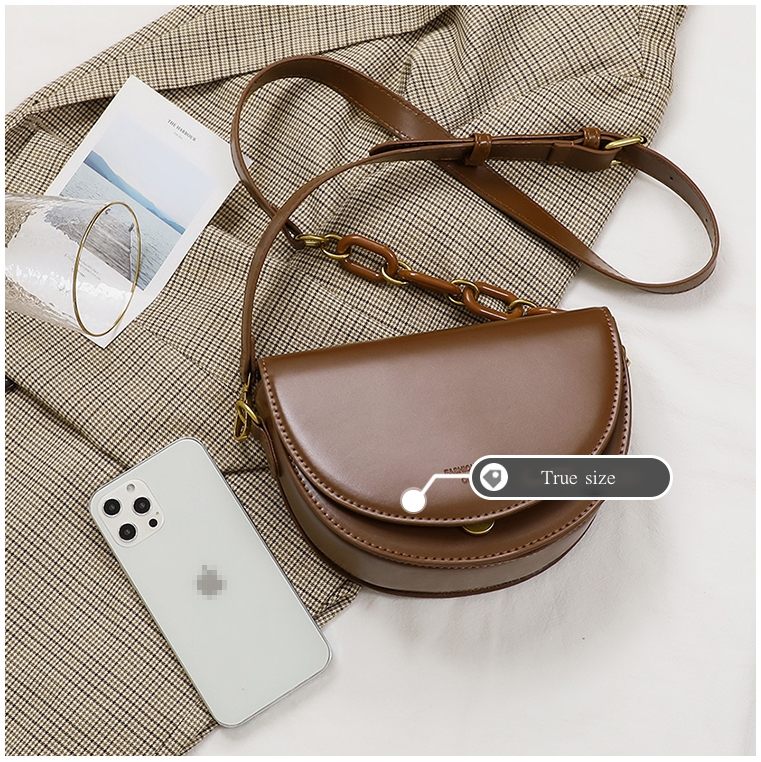 女性がサドルバッグを斜めに掛ける