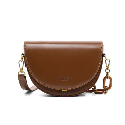 女性がサドルバッグを斜めに掛ける