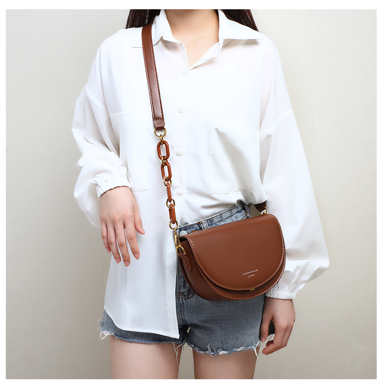 女性がサドルバッグを斜めに掛ける